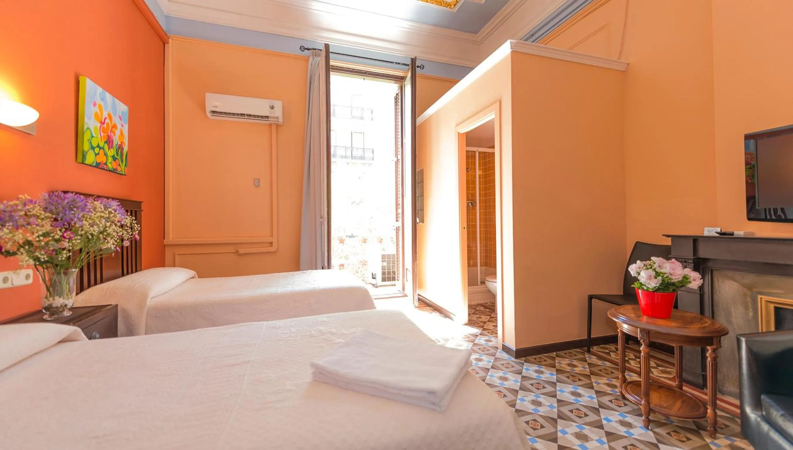 Bathroom, Bed in Hostal Girona