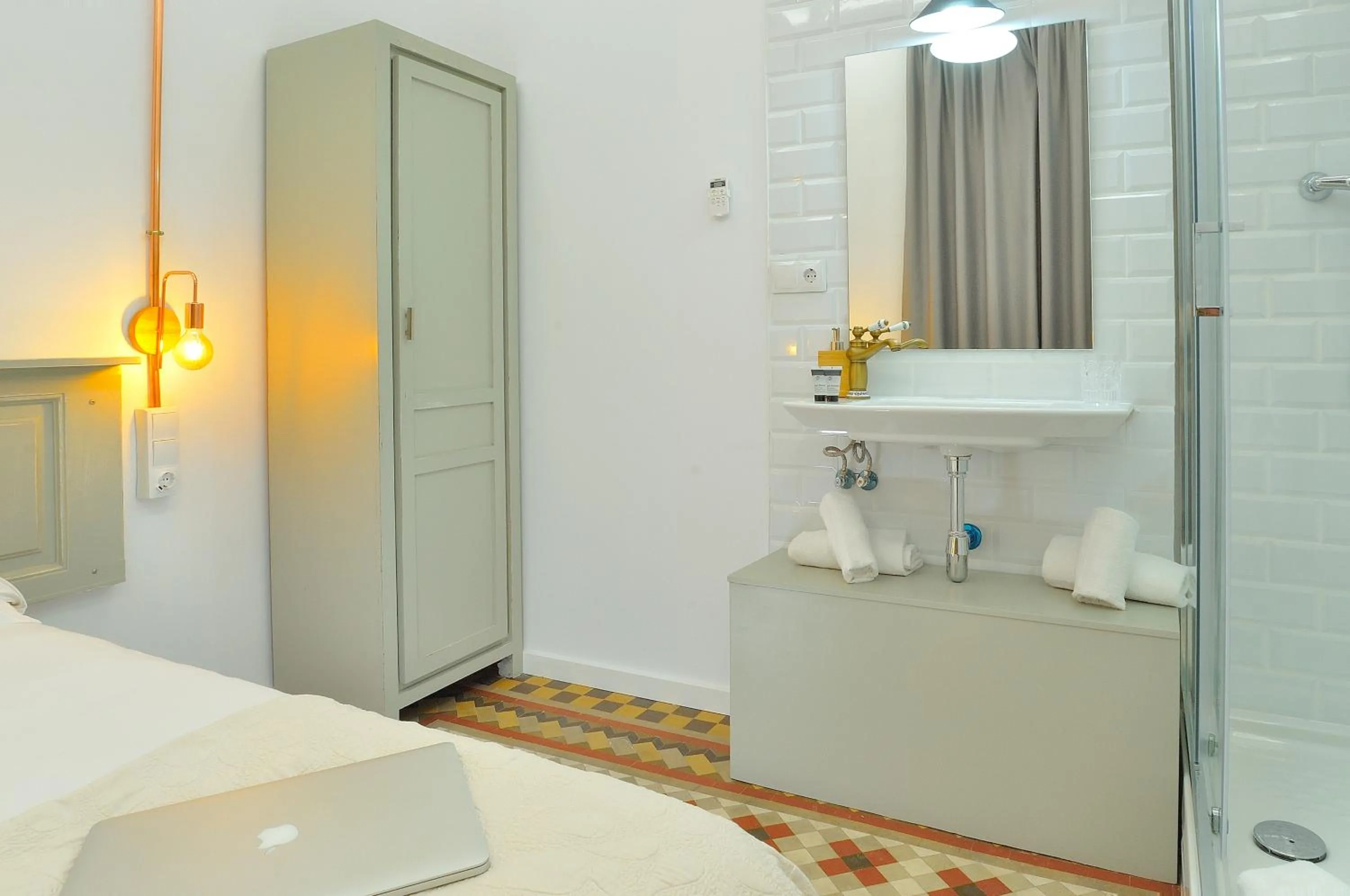 Shower, Bed in Hostal Girona