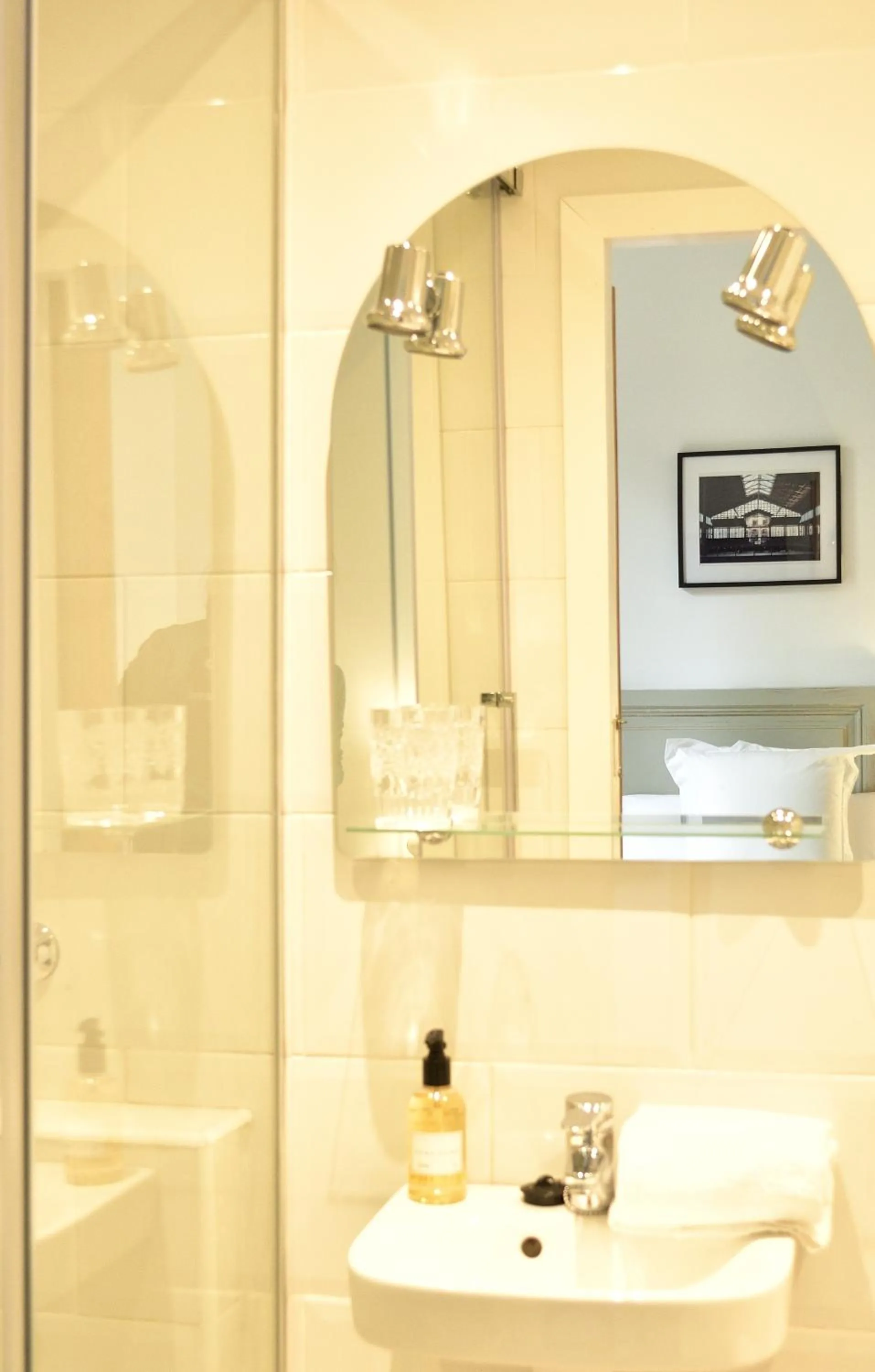 Bathroom in Hostal Girona