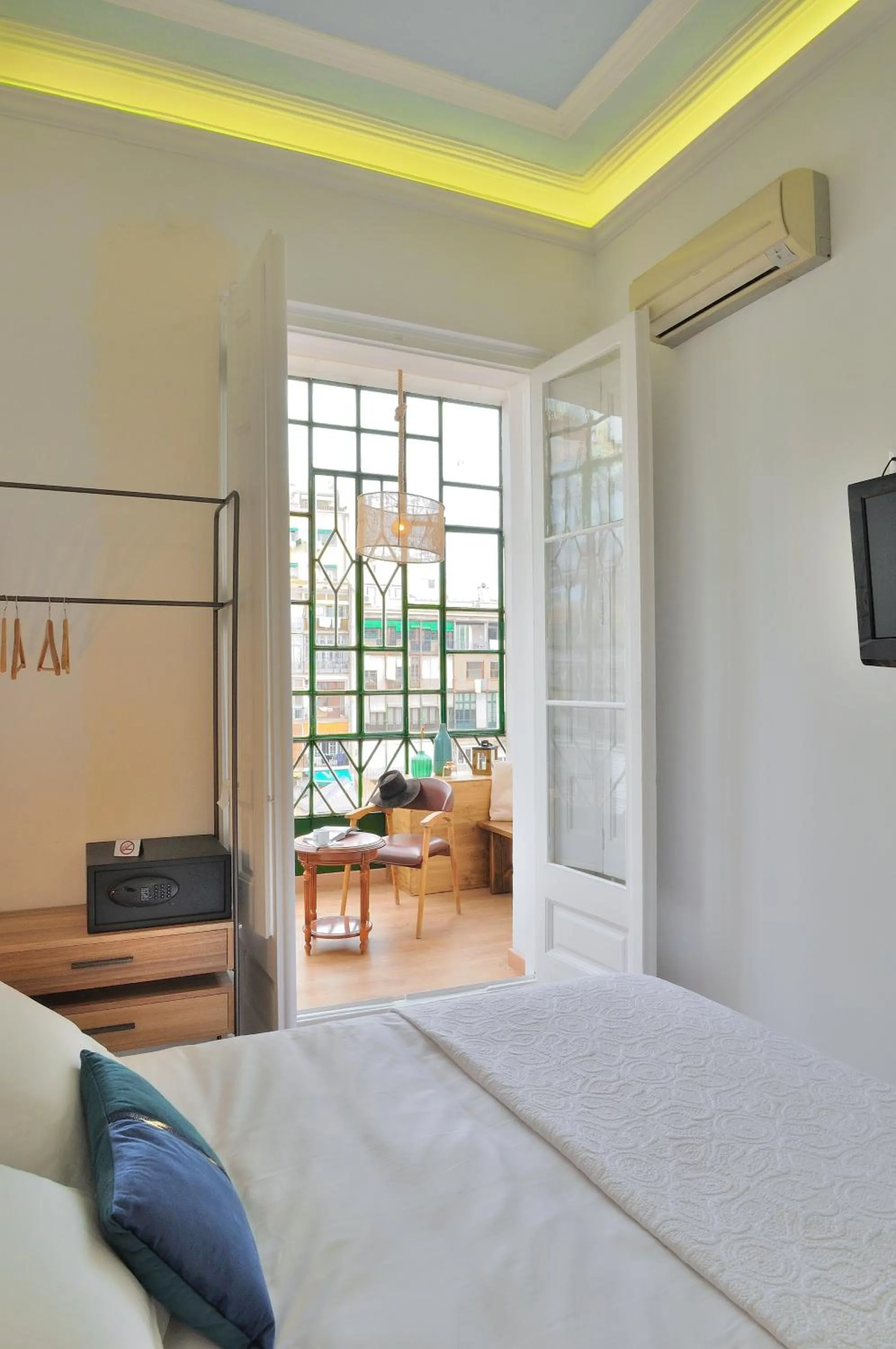 View (from property/room), Bed in Hostal Girona