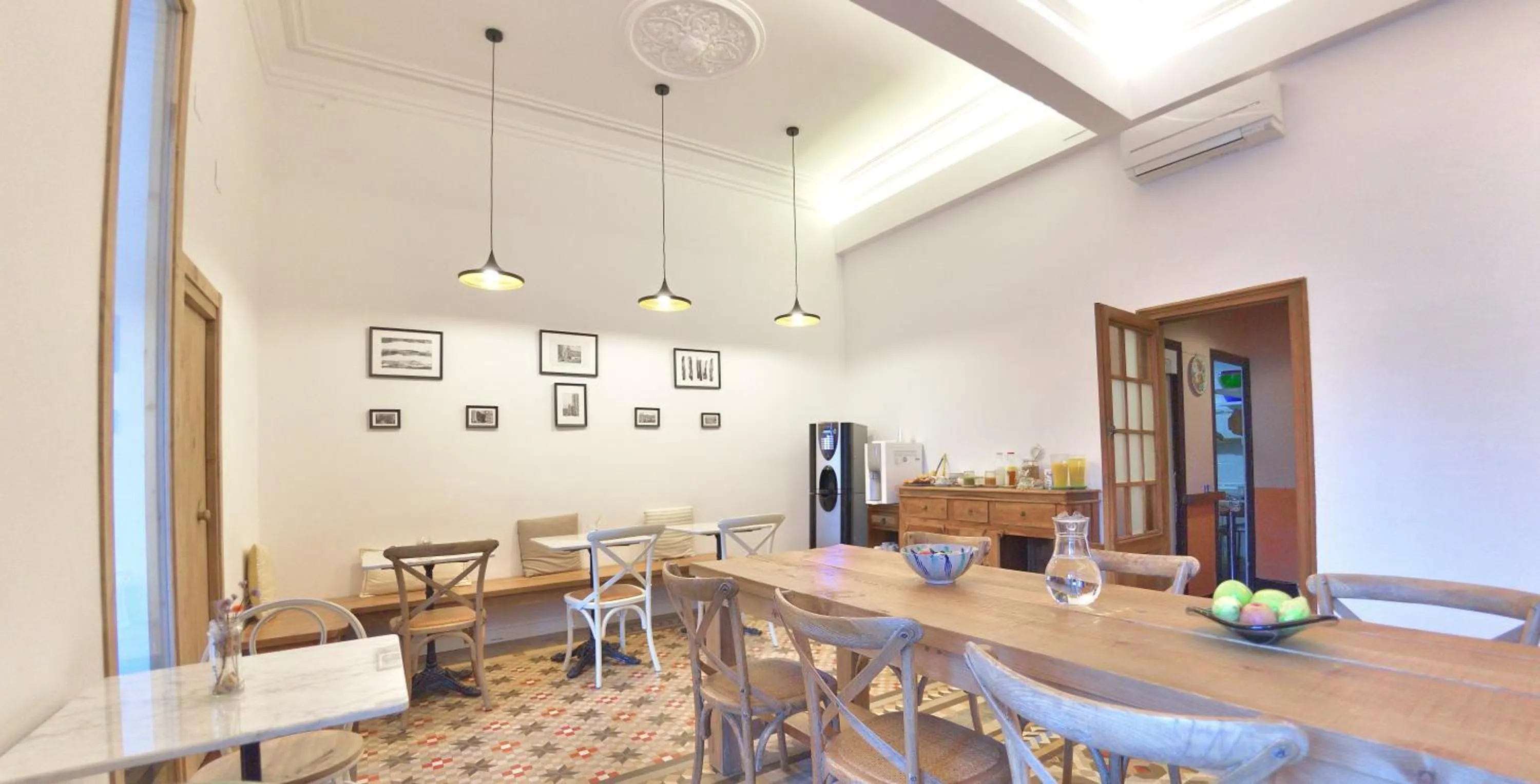 Communal lounge/ TV room in Hostal Girona