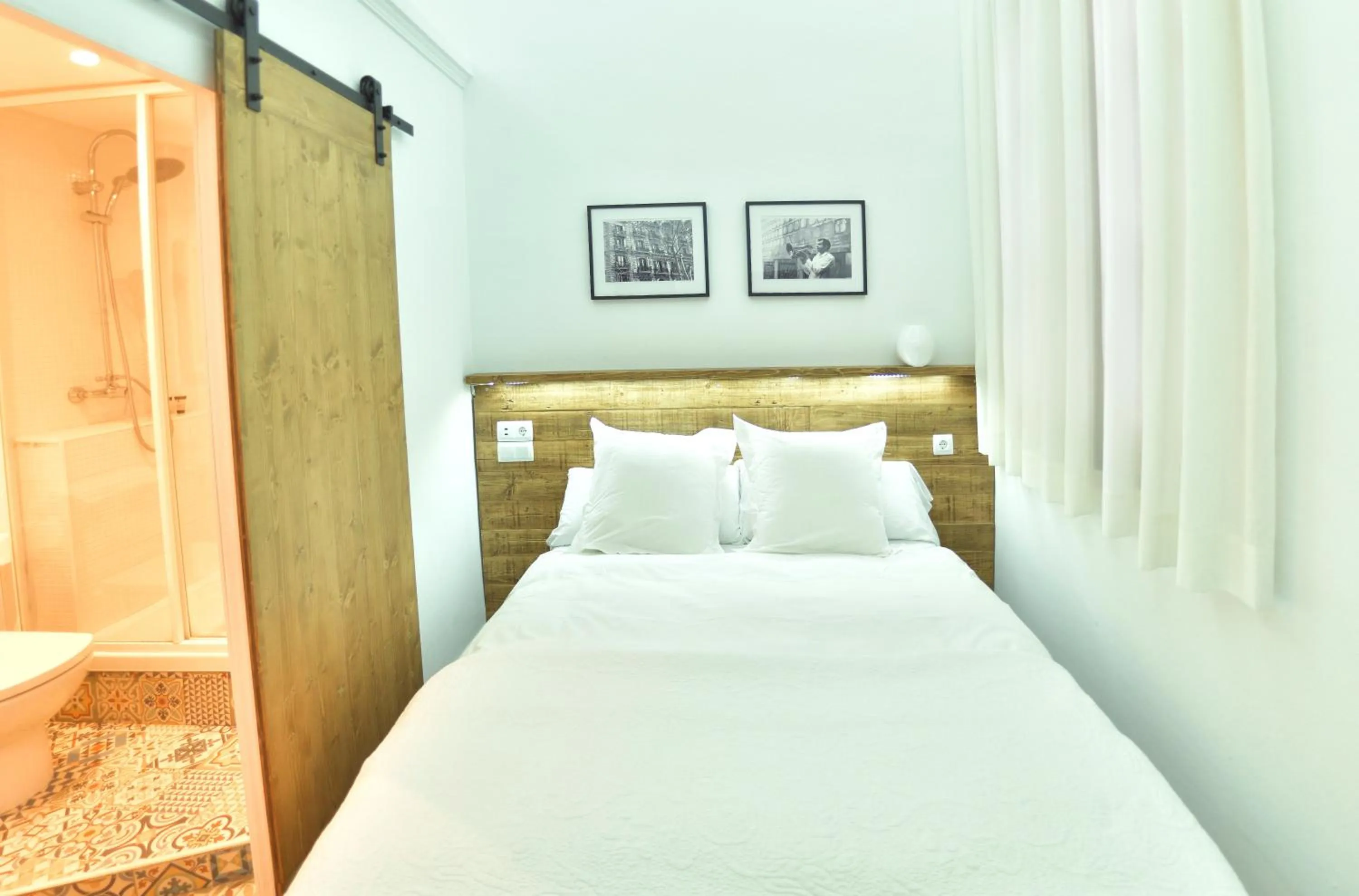 Bathroom, Bed in Hostal Girona