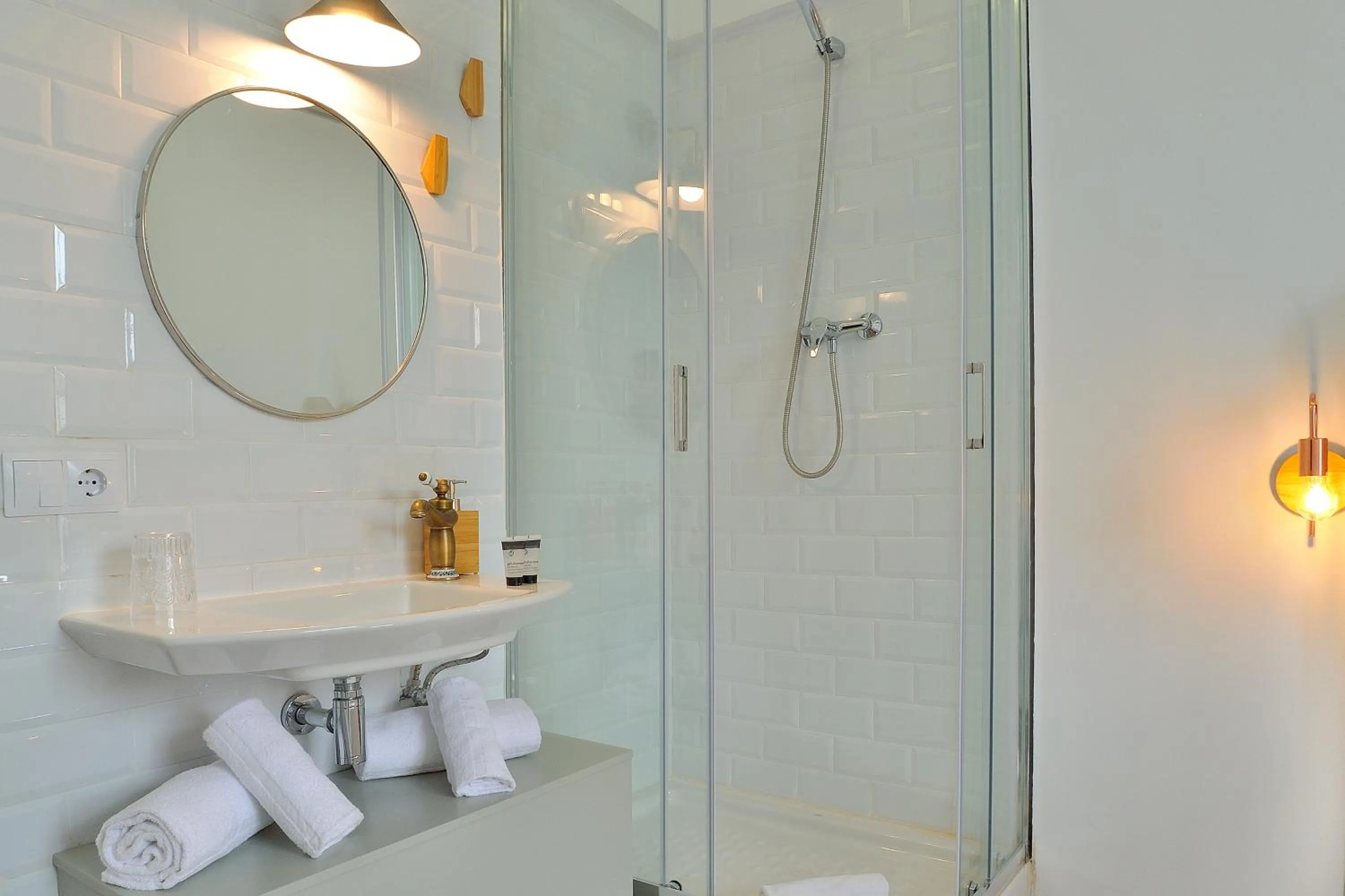 Shower in Hostal Girona