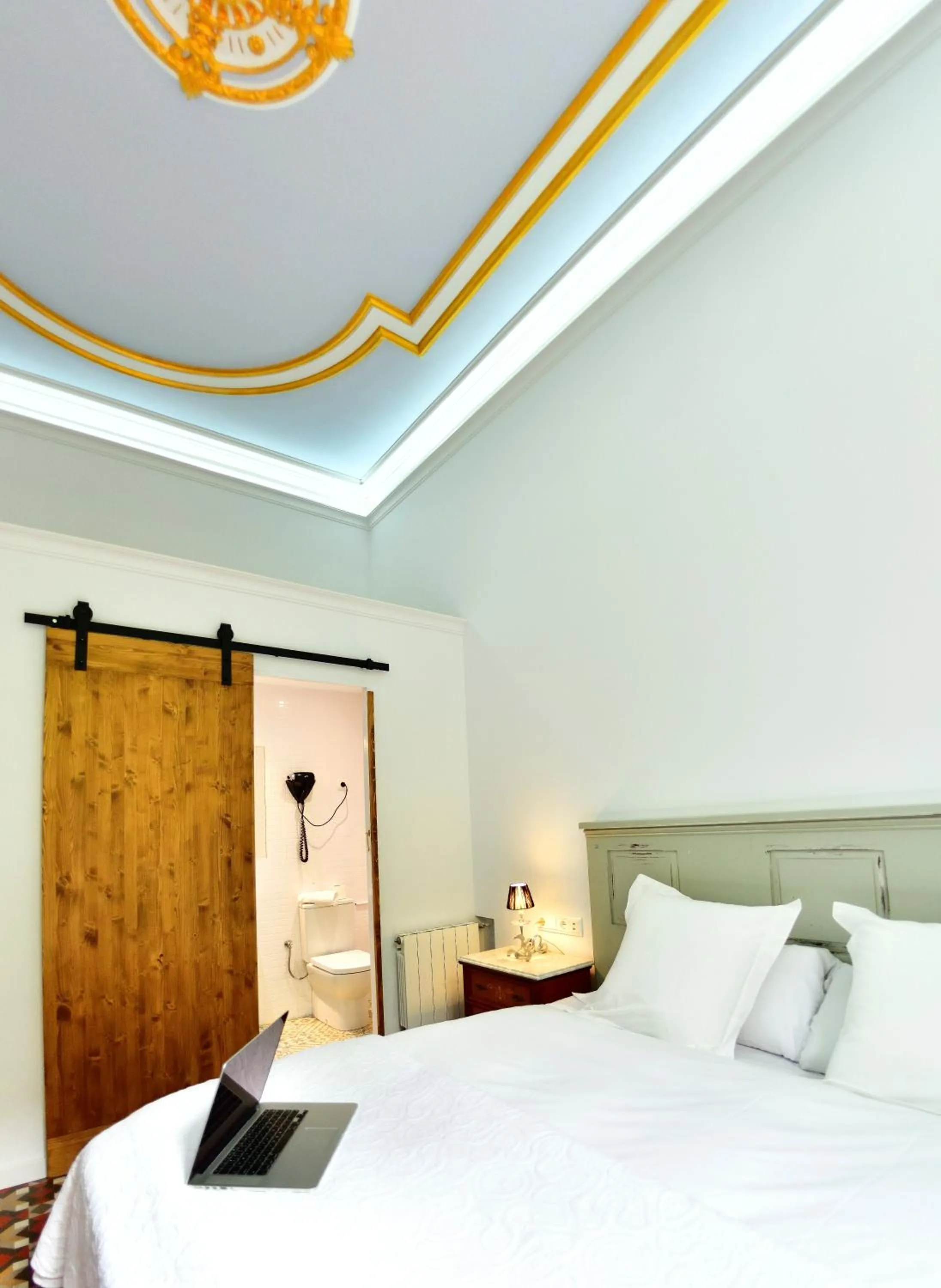 Bathroom, Bed in Hostal Girona