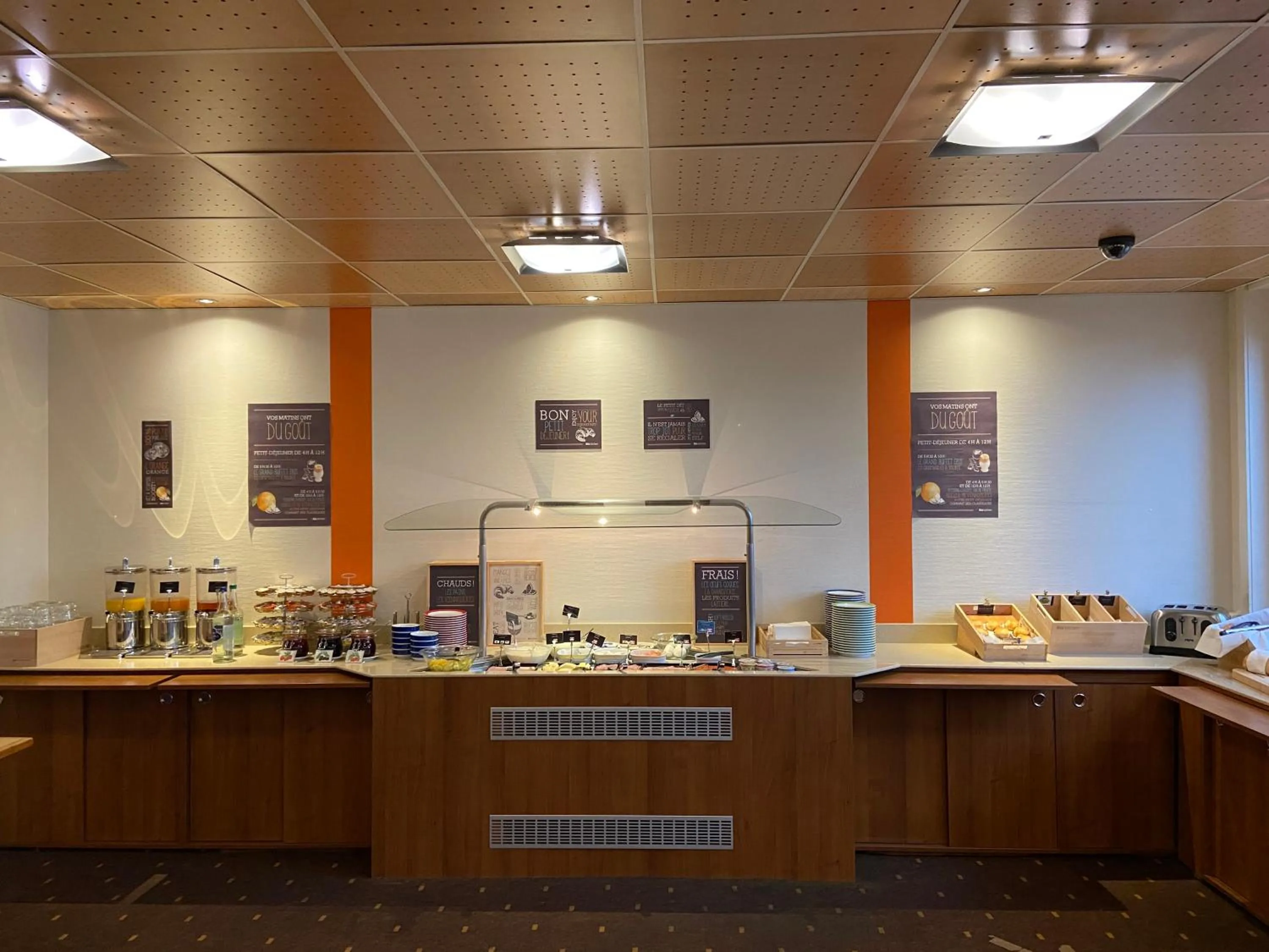 Food and drinks in ibis 3 Lacs Neuchâtel