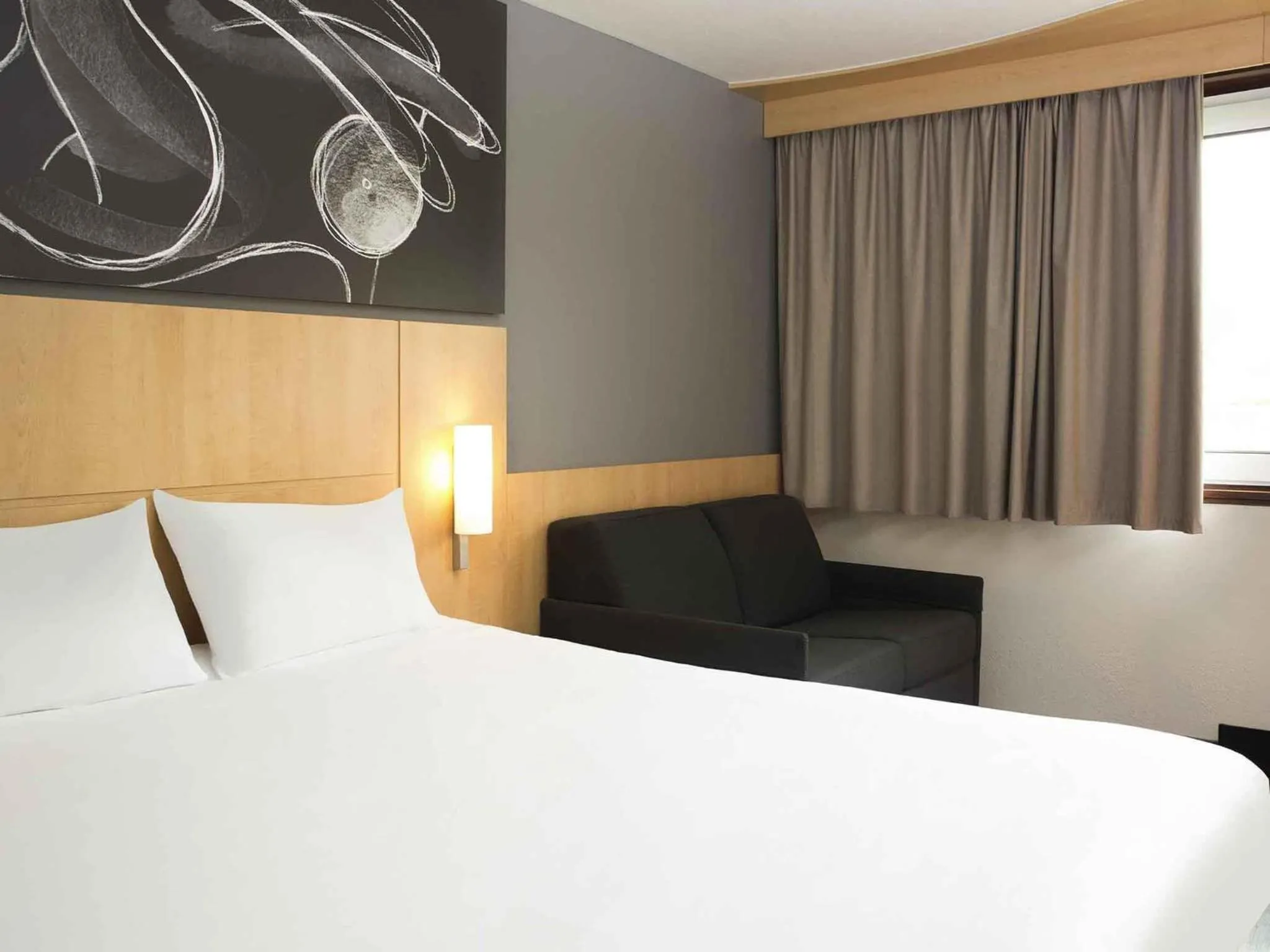 Bedroom, Bed in ibis 3 Lacs Neuchâtel