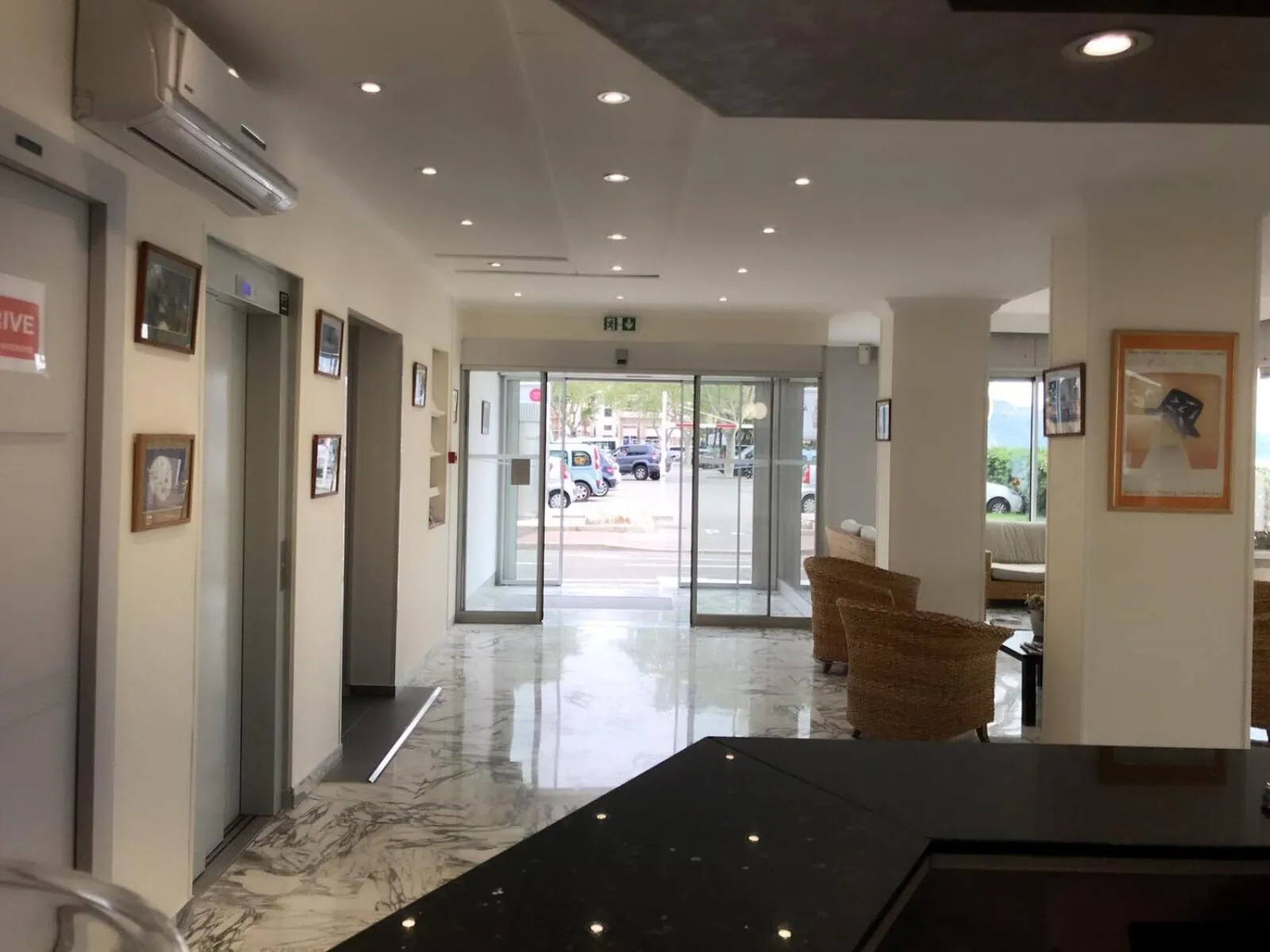 Lobby or reception in Hôtel Le Dauphin