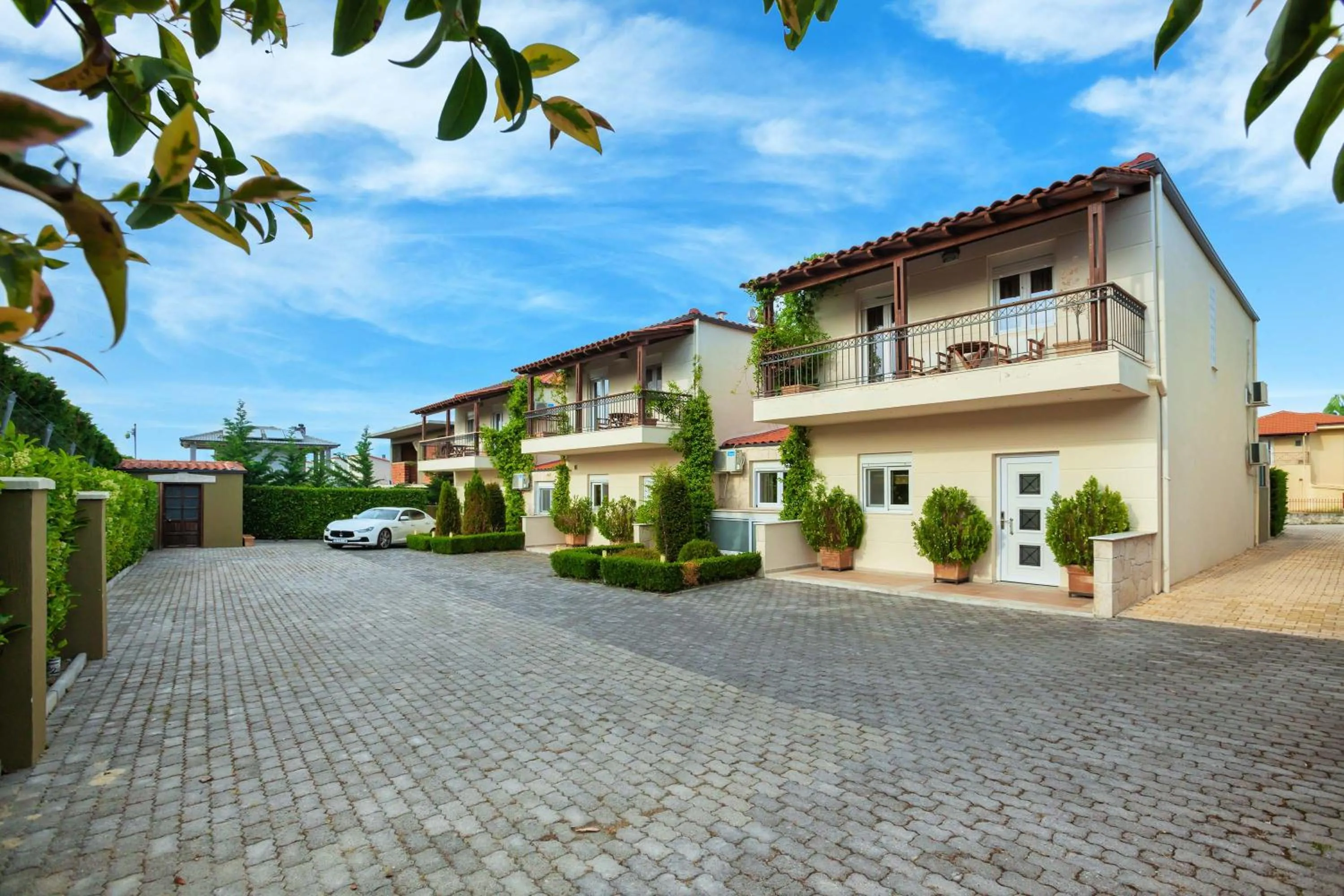 Parking in Sunny Villas Resort & Spa