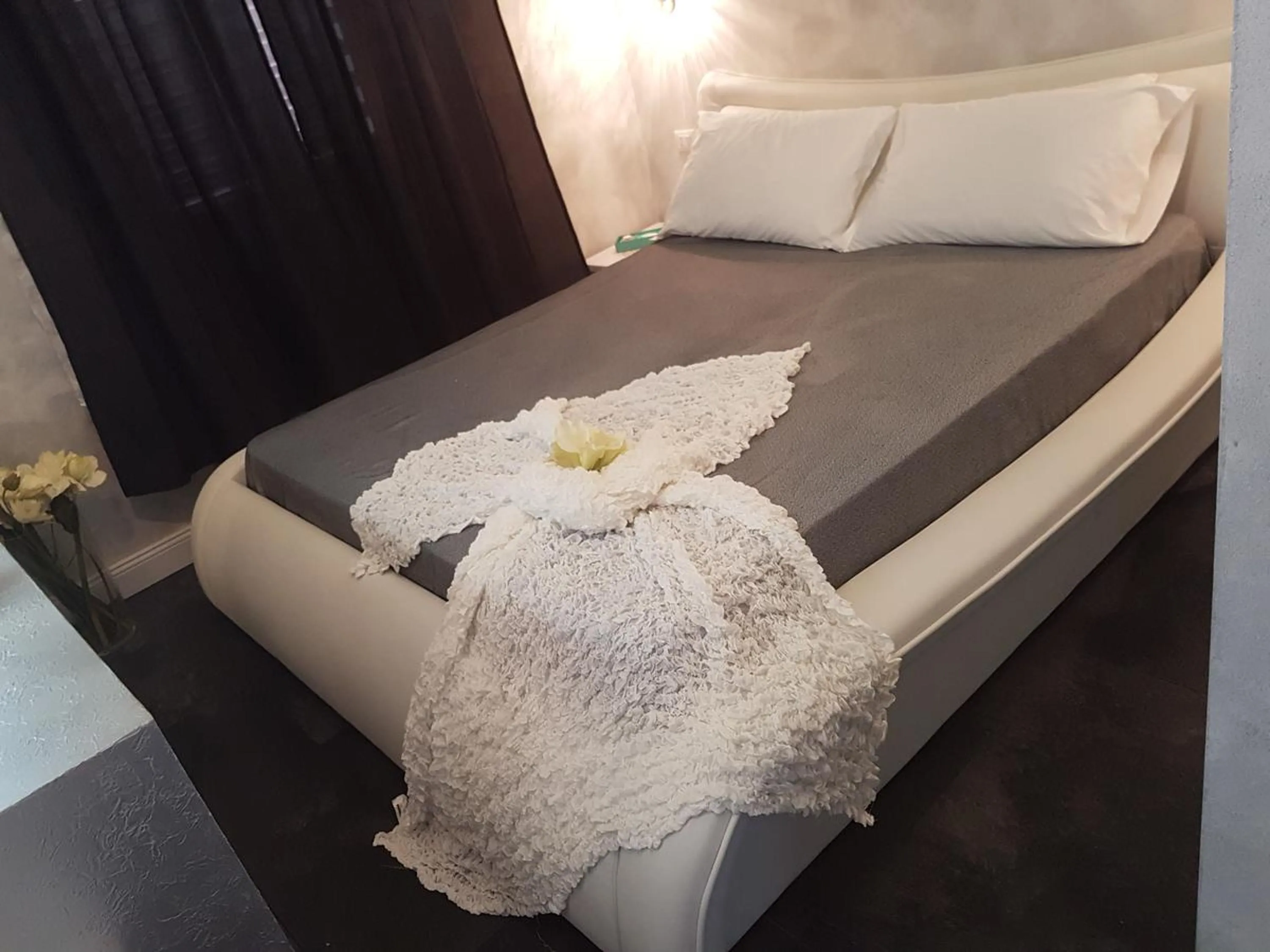 Photo of the whole room, Bed in Glamour Spanish Steps