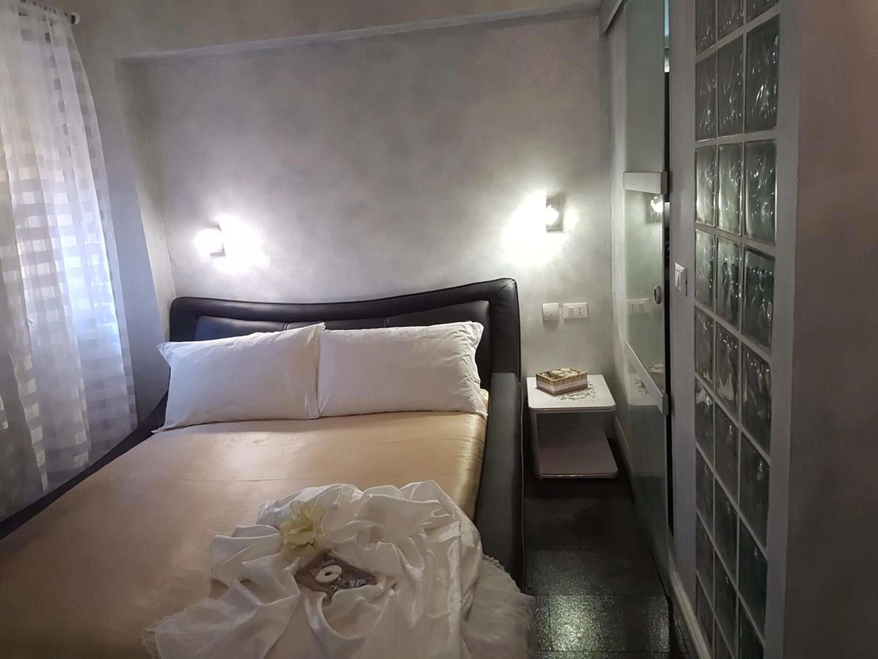 Photo of the whole room, Bed in Glamour Spanish Steps