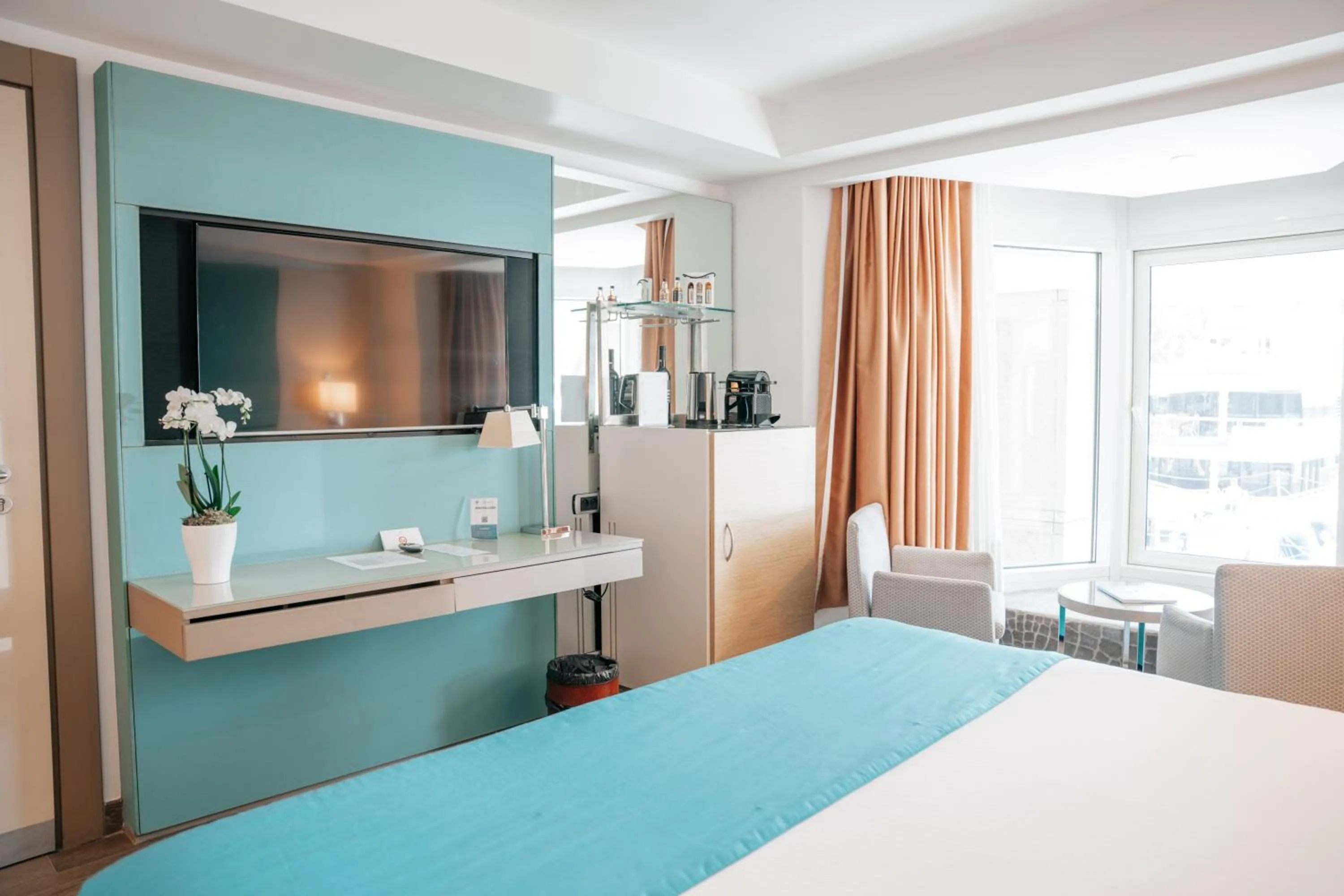 Photo of the whole room, Bed in Port Palace