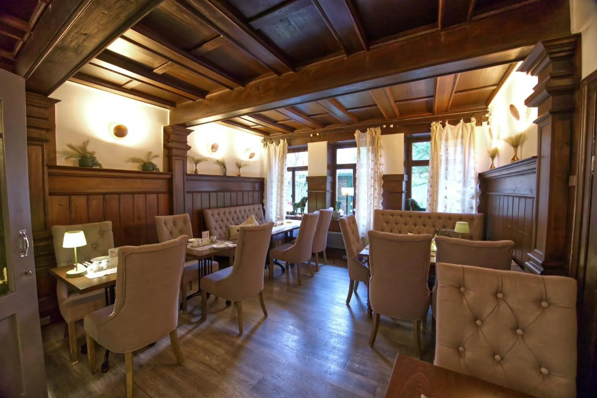 Restaurant/places to eat in Villa Delange