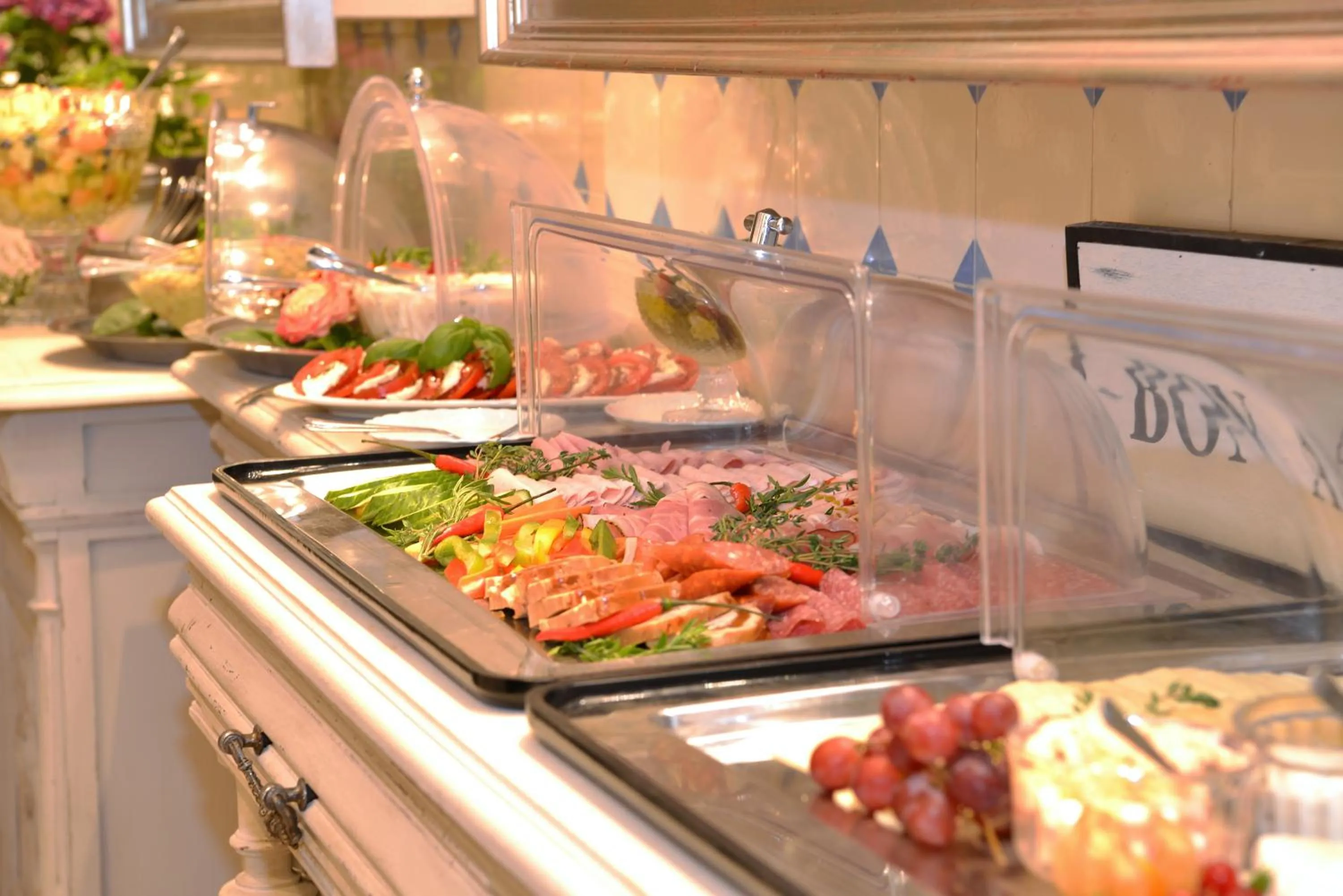 Buffet breakfast in Villa Delange