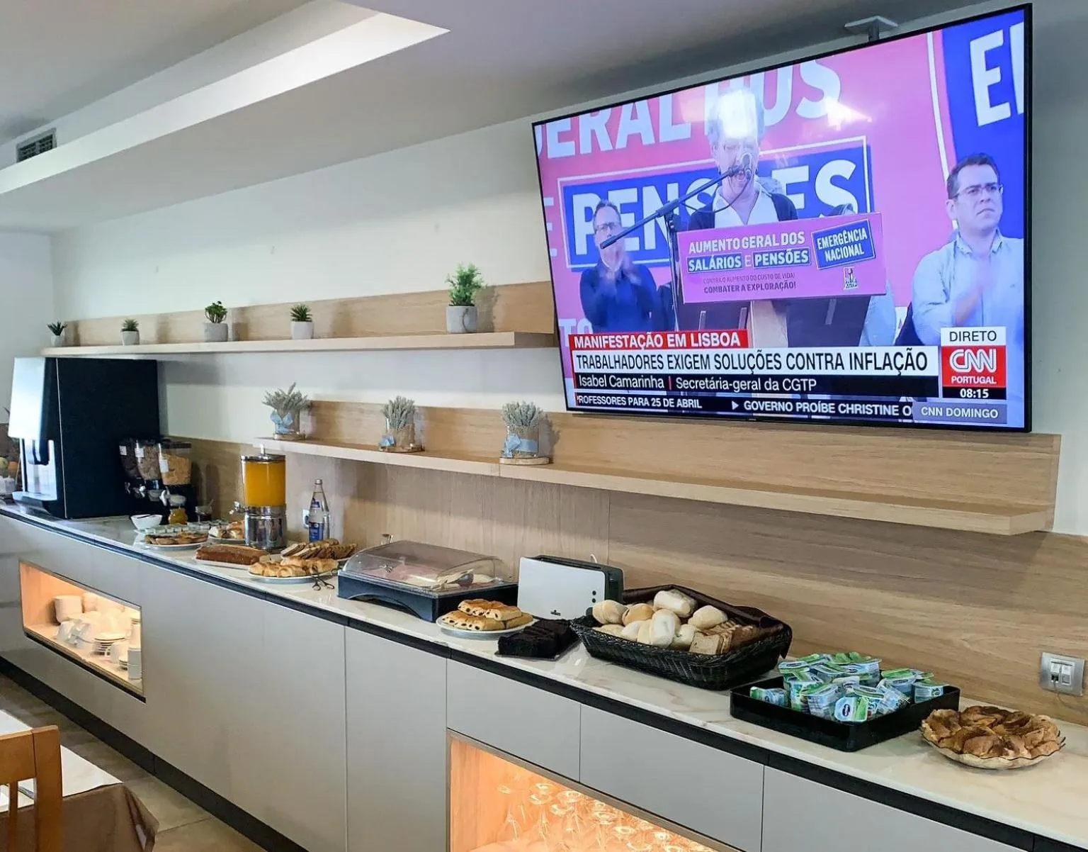 Continental breakfast in Hotel Albergaria Borges