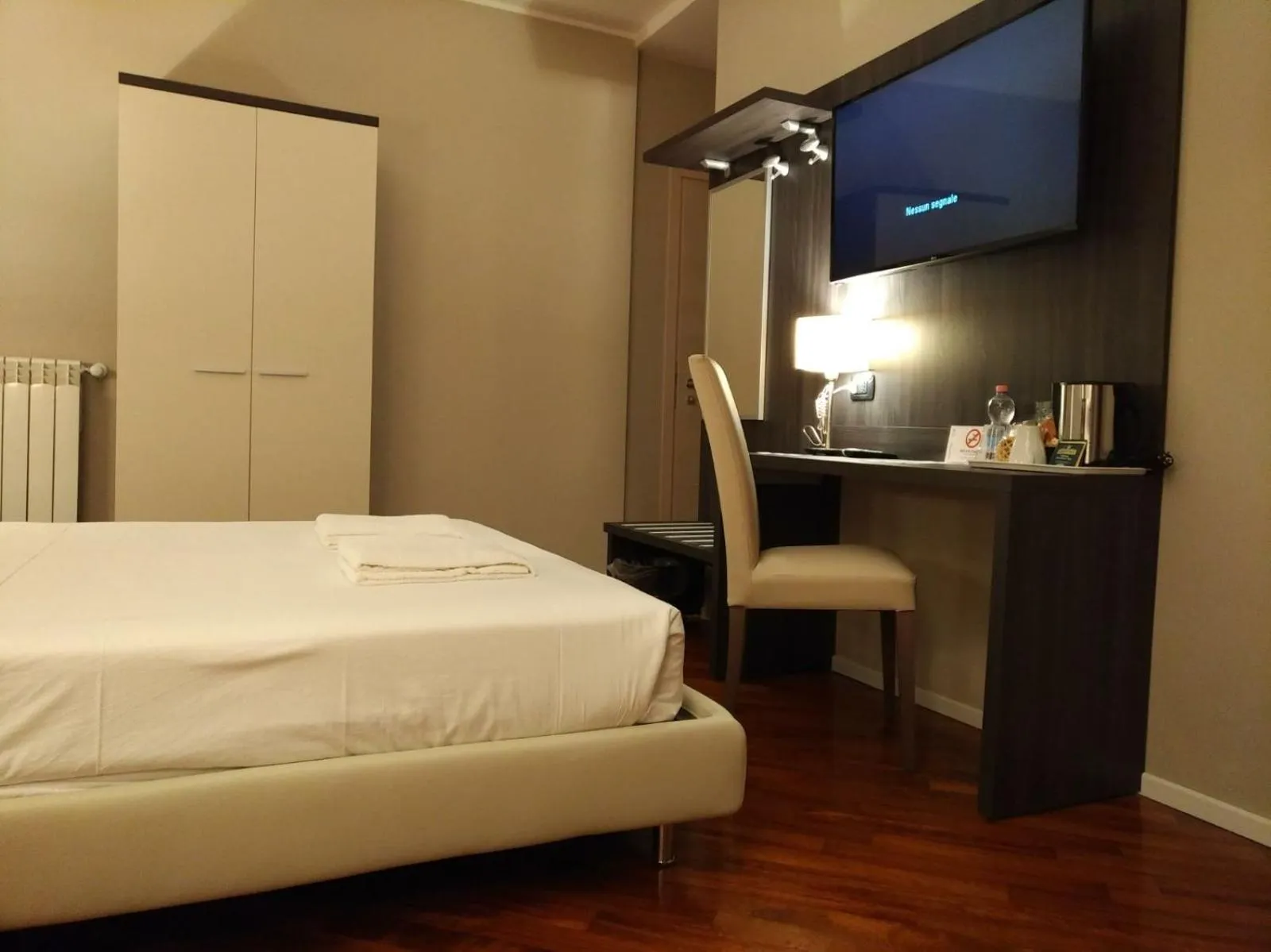 Bedroom, Bed in Brain Rooms & Suite