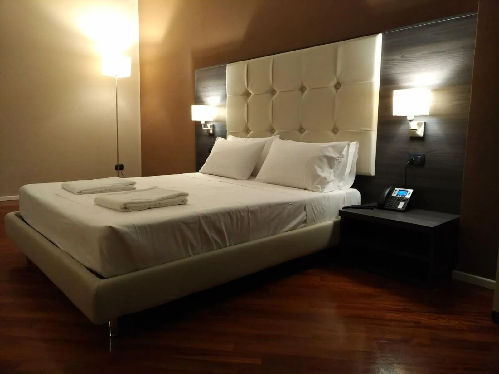 Photo of the whole room, Bed in Brain Rooms & Suite