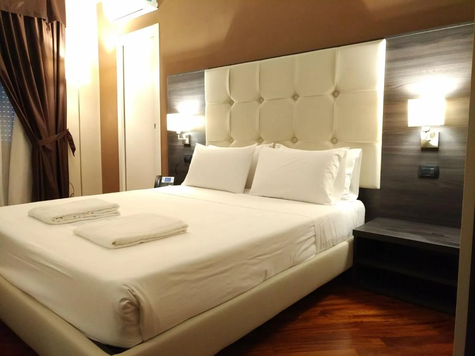 Photo of the whole room, Bed in Brain Rooms & Suite