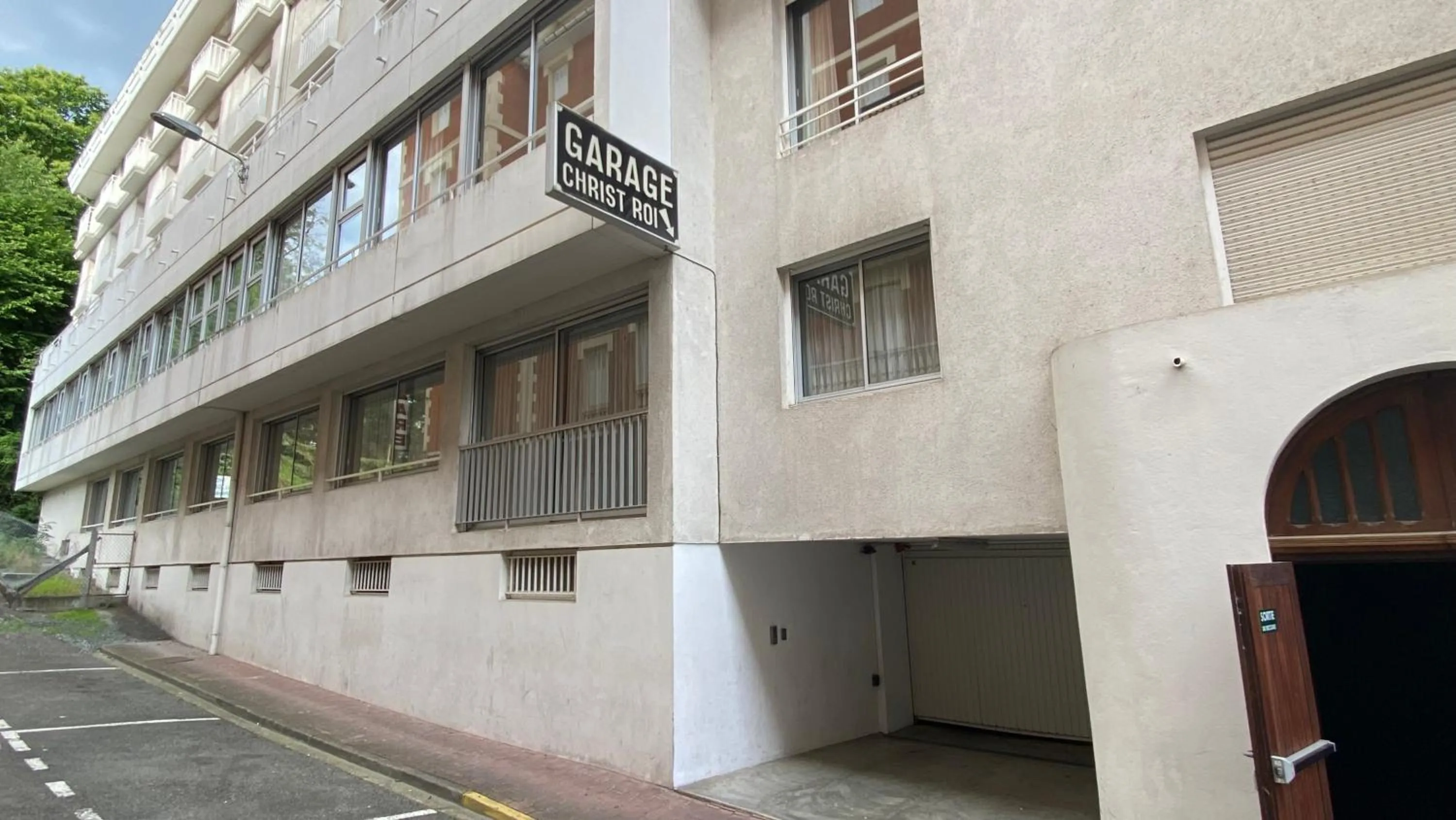 Parking in Hôtel Christ Roi