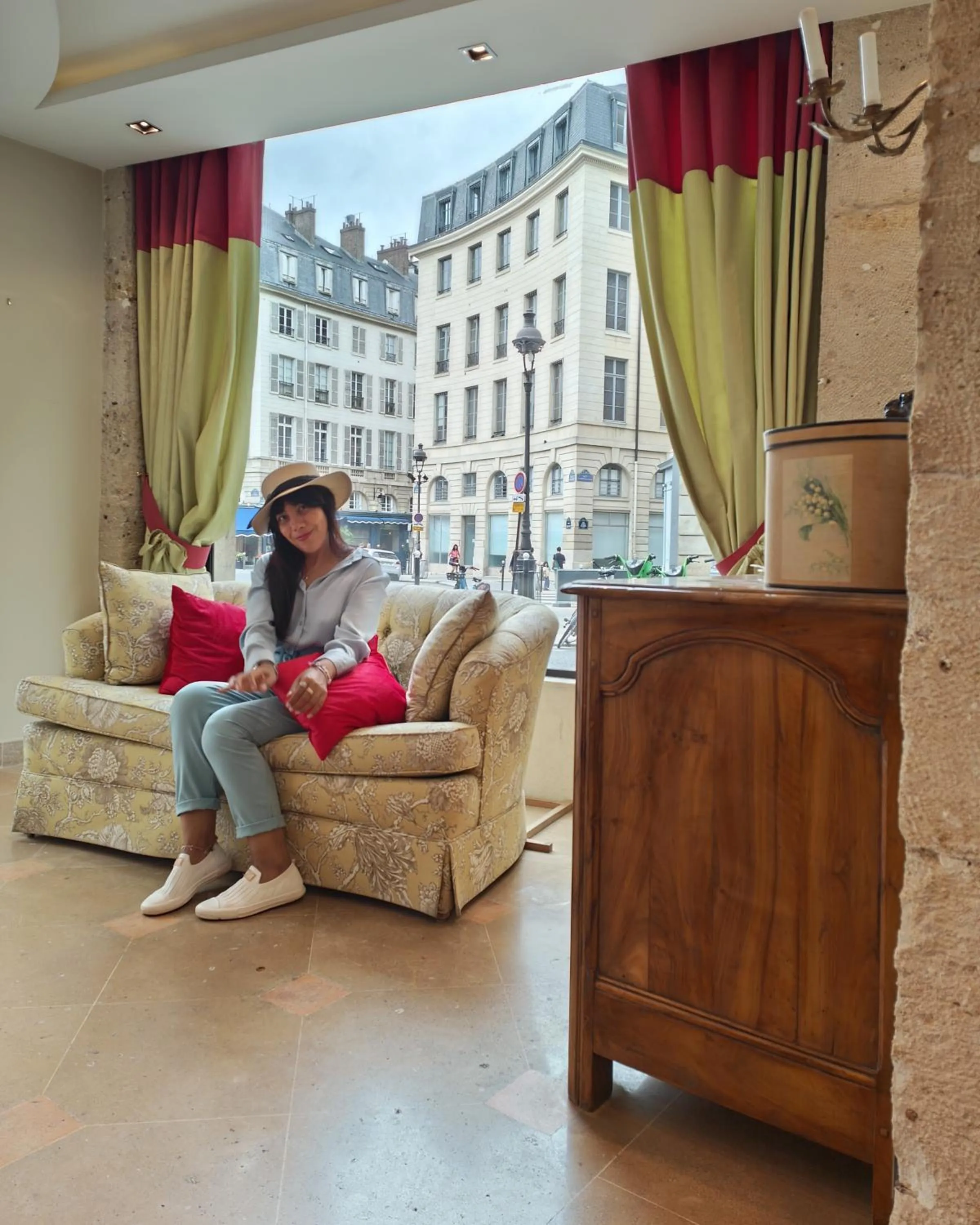 Lobby or reception in Le Relais Médicis