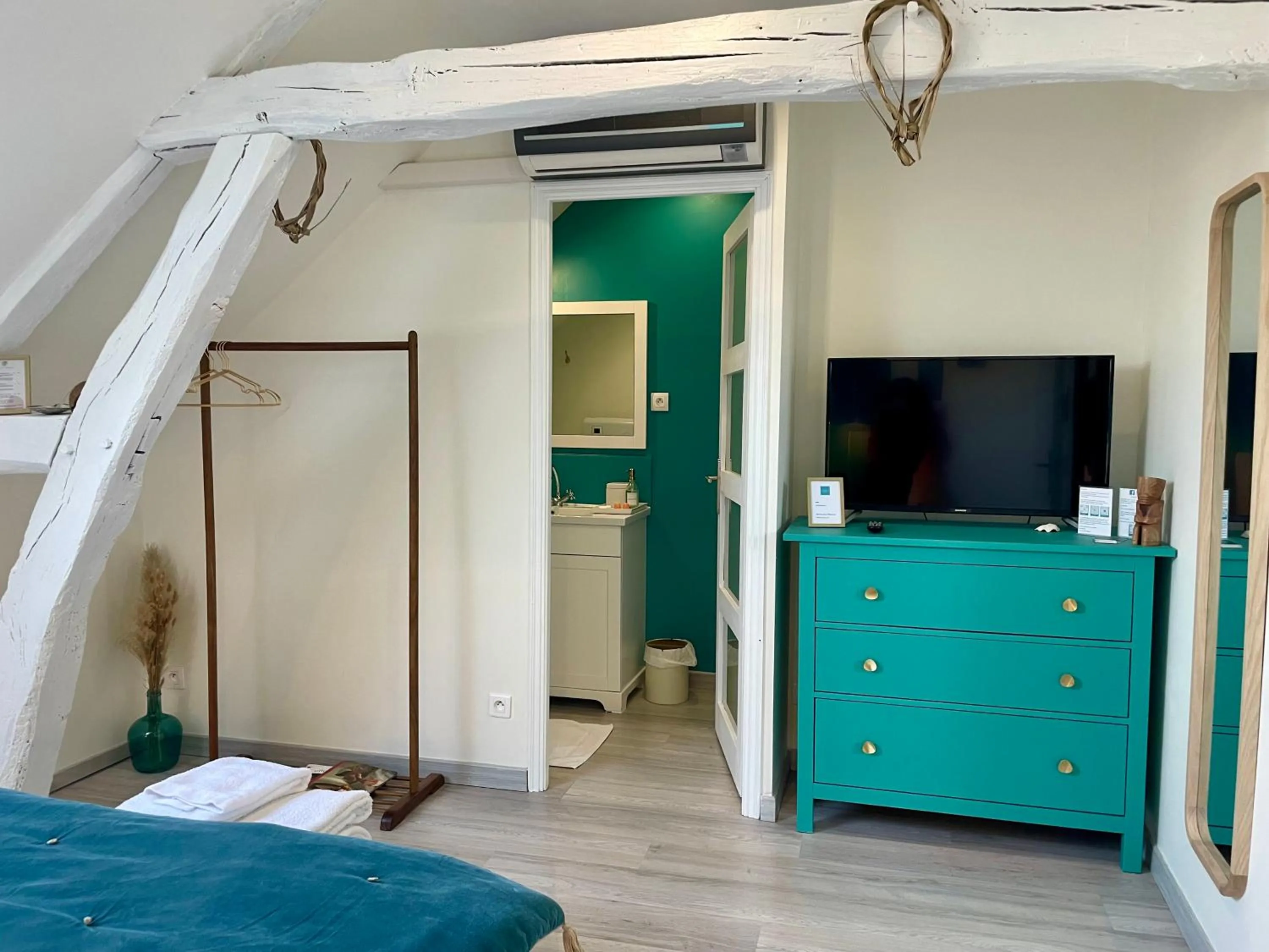 Photo of the whole room, Bed in Villa de la Croix - Maison d'hôtes à 4 minutes de l'A26 avec parking