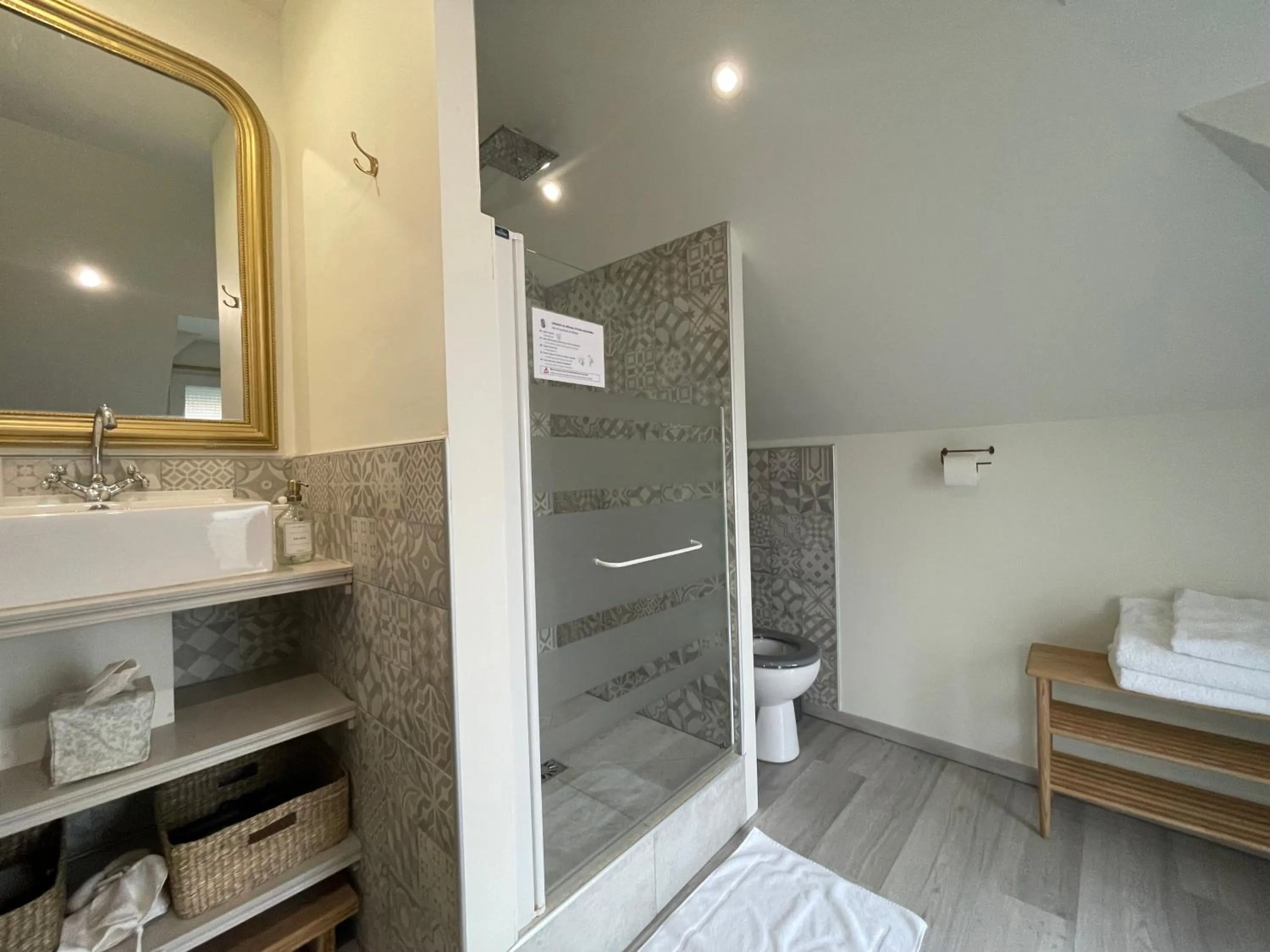 Bathroom in Villa de la Croix - Maison d'hôtes à 4 minutes de l'A26 avec parking