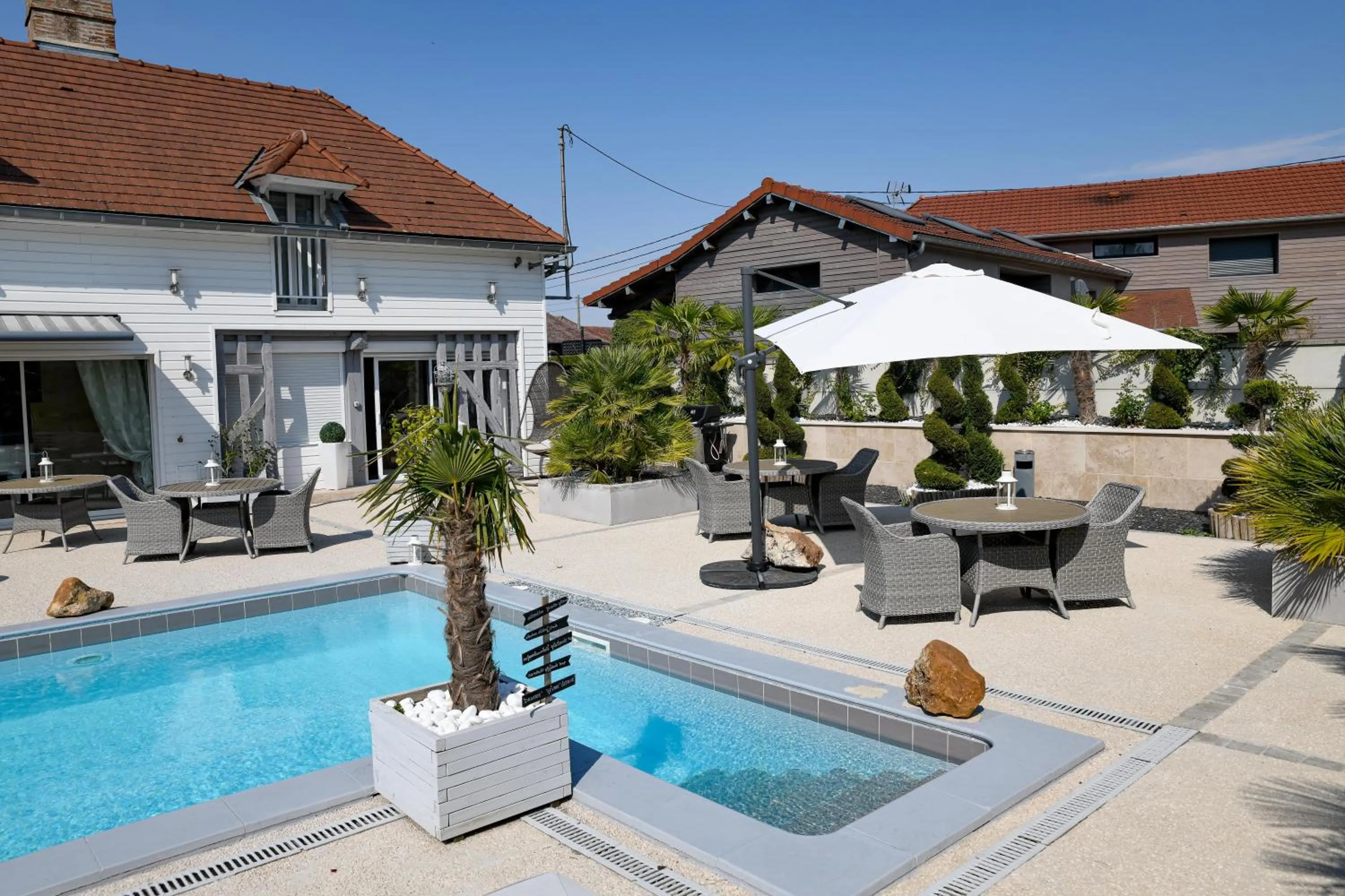 Pool view in Villa de la Croix - Maison d'hôtes à 4 minutes de l'A26 avec parking