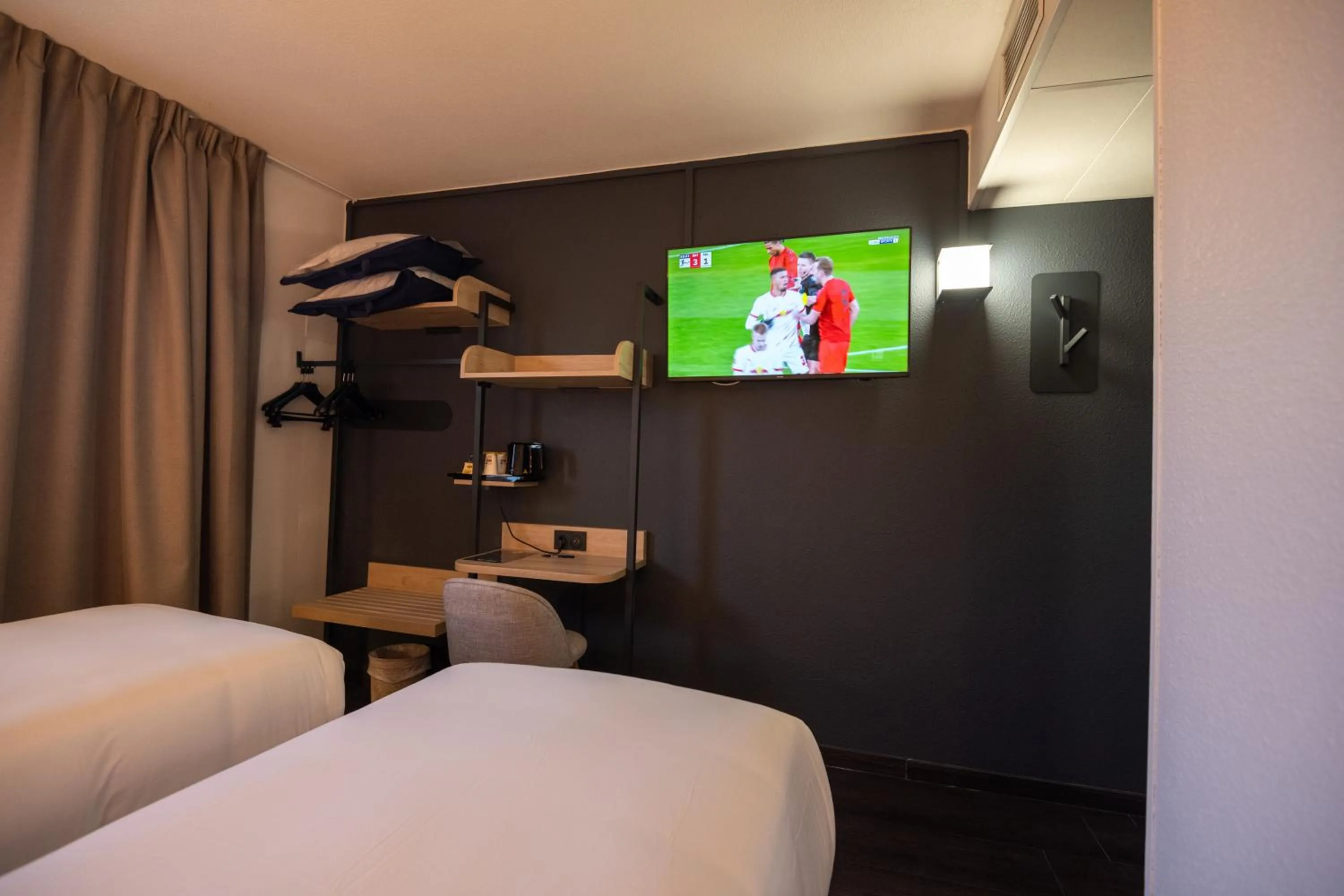 TV and multimedia, Bed in KYRIAD BORDEAUX SUD - Villenave d'Ornon