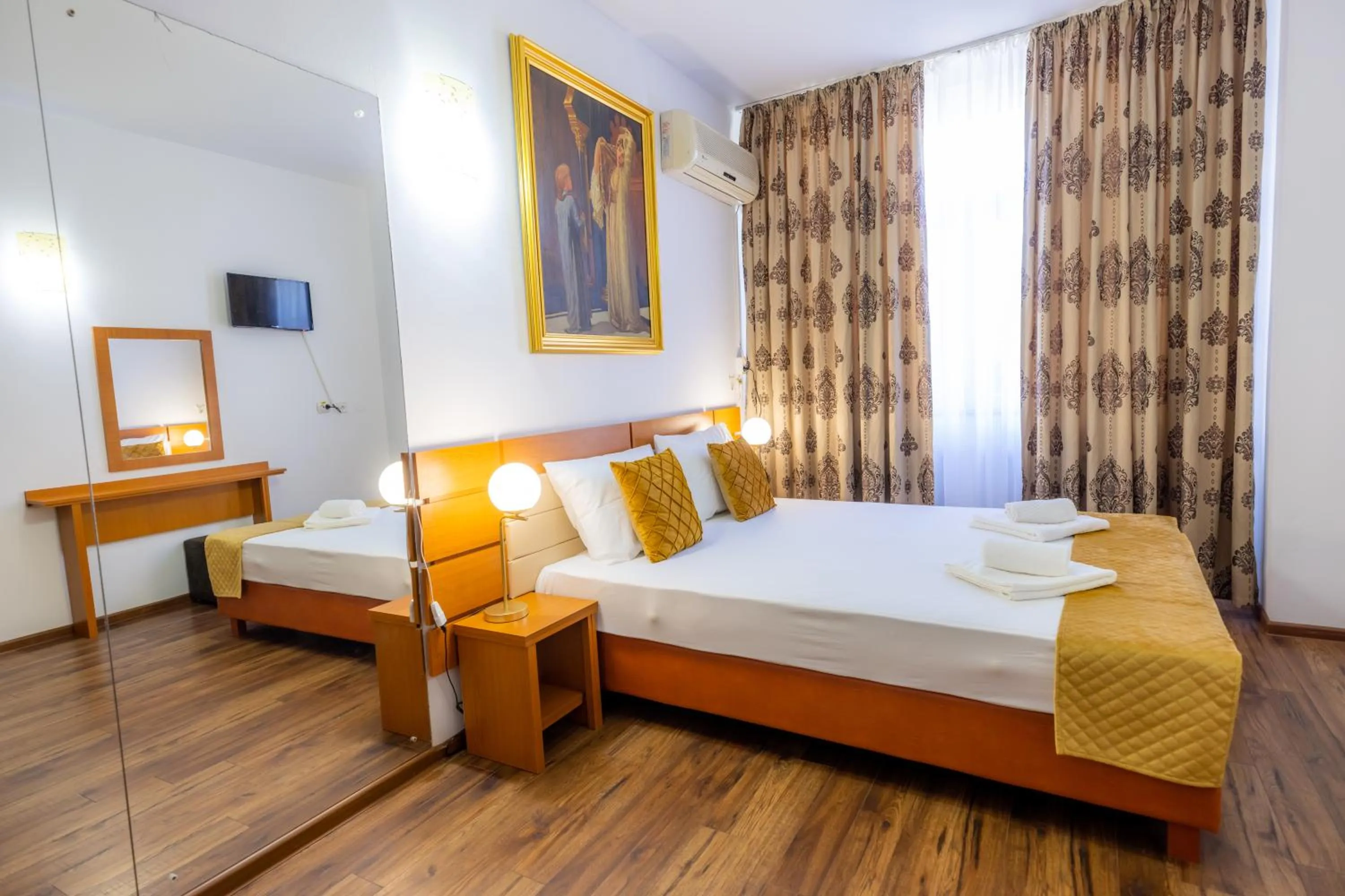 Bedroom, Bed in Hotel Sir Lujerului