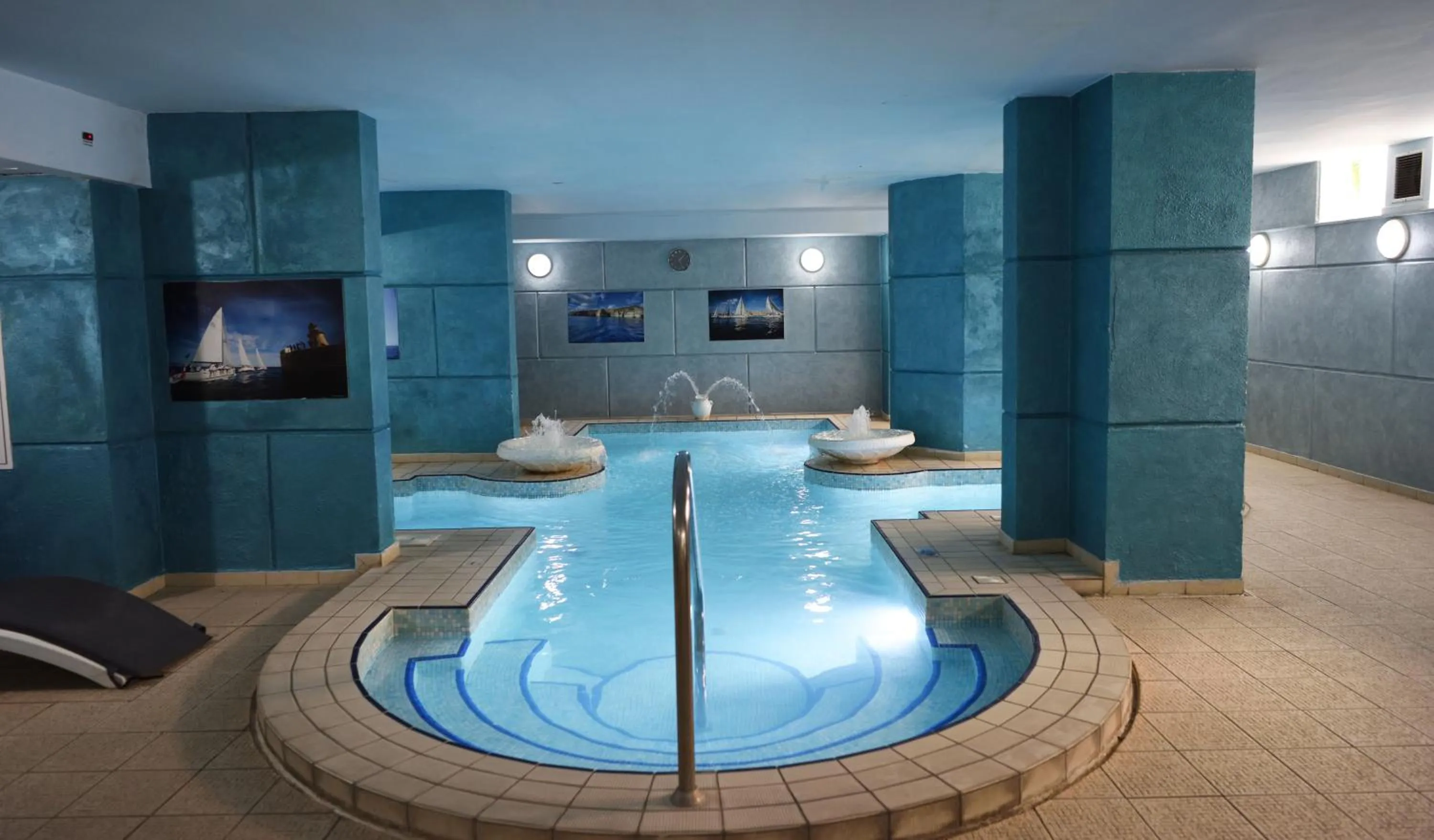 Swimming pool in Topaz Hotel