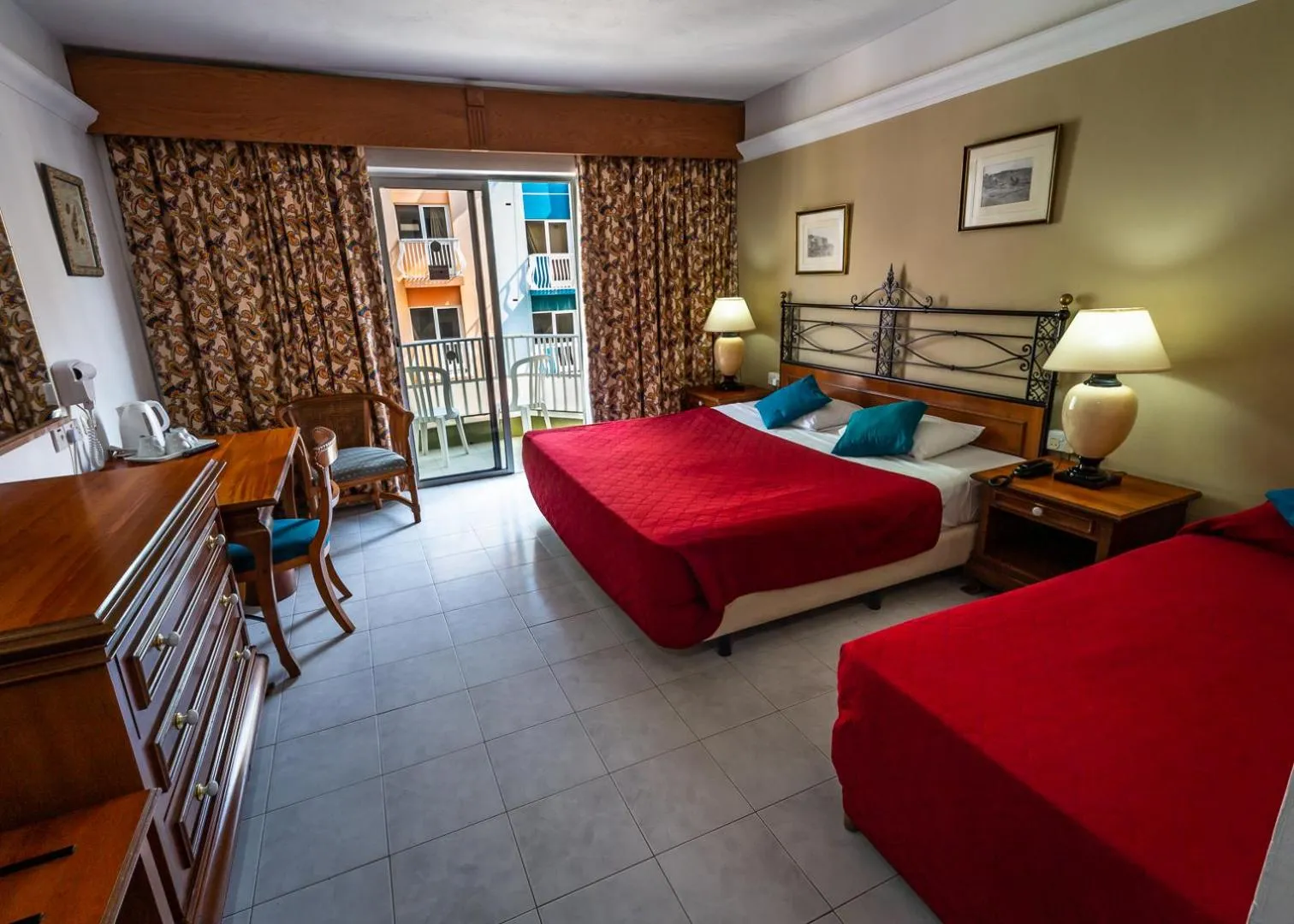 Photo of the whole room, Bed in Topaz Hotel