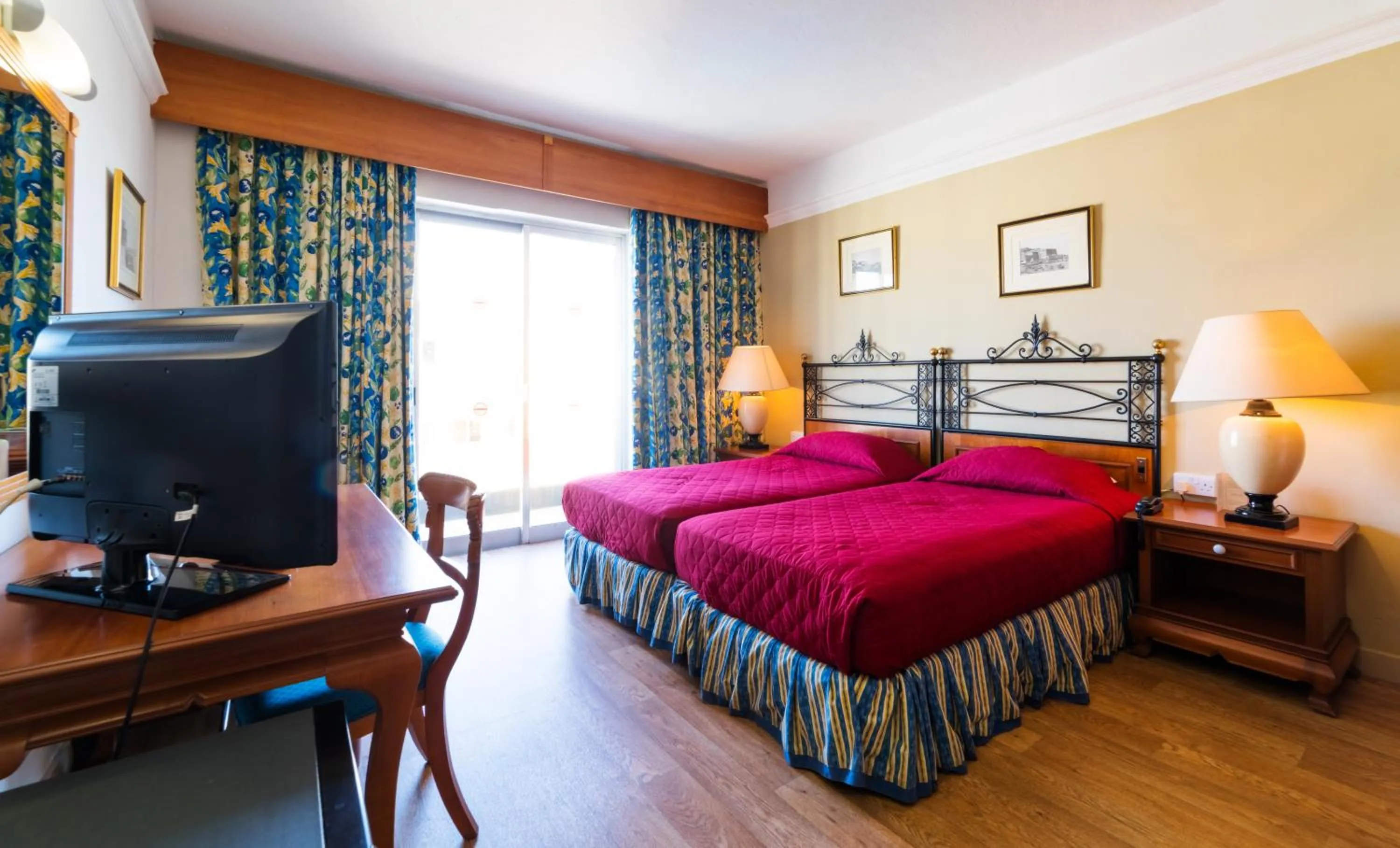 Photo of the whole room, Bed in Topaz Hotel