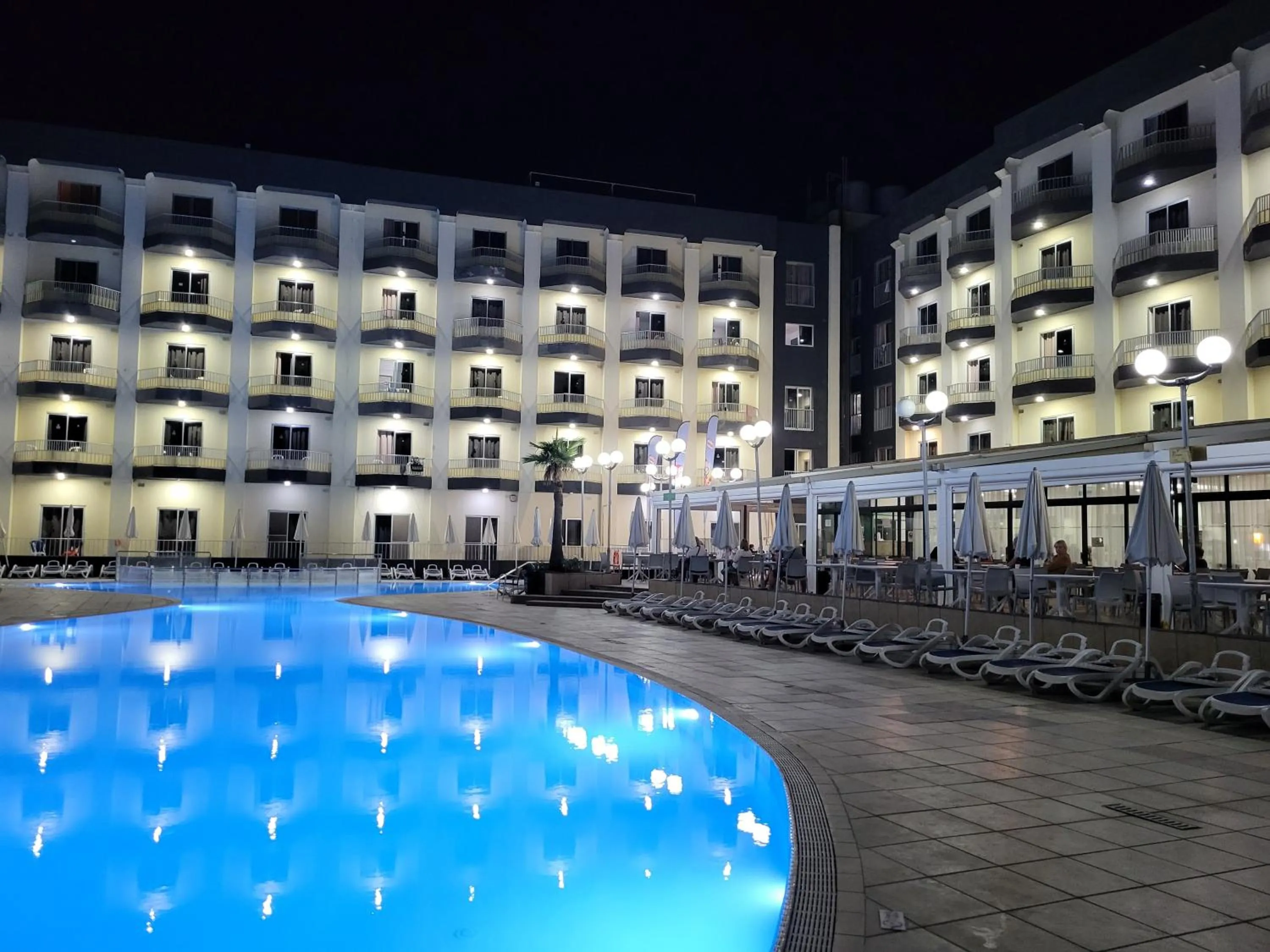 Swimming pool in Topaz Hotel