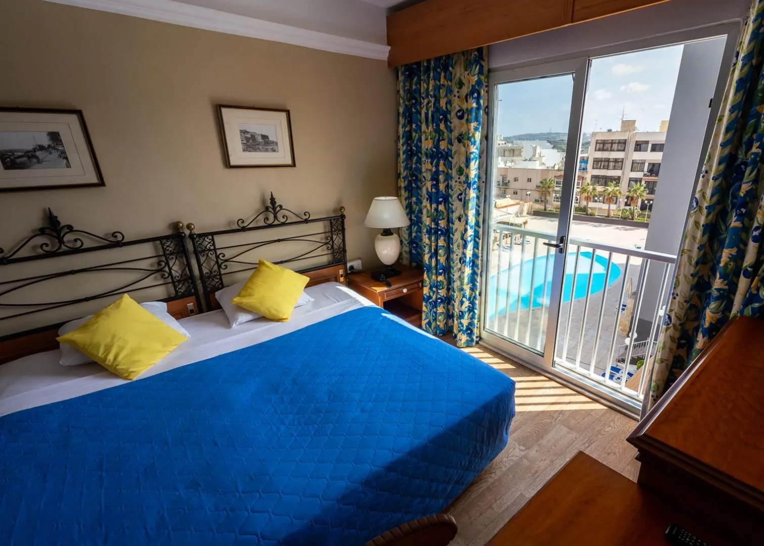 Bedroom, Bed in Topaz Hotel