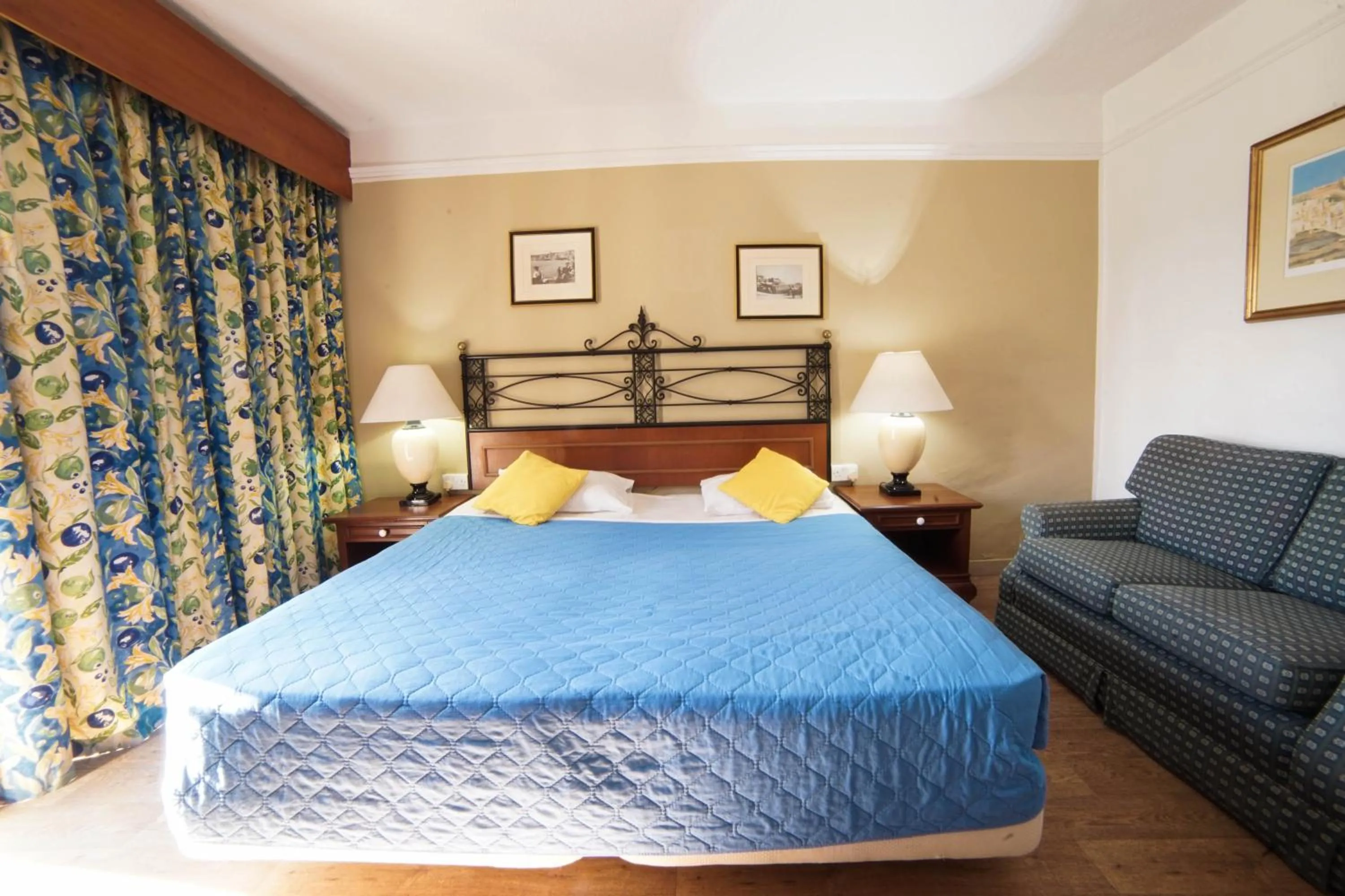 Bedroom, Bed in Topaz Hotel