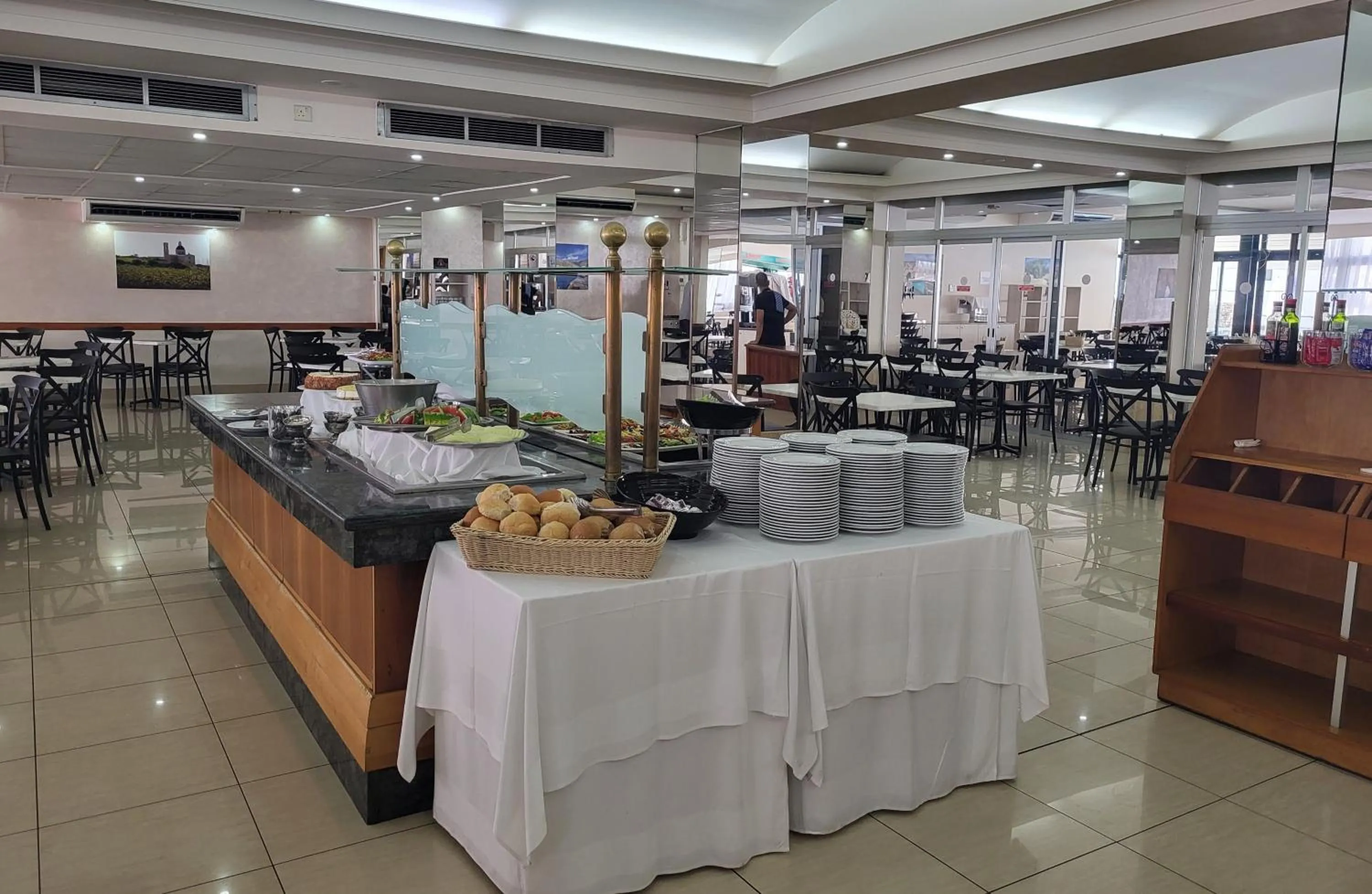 Restaurant/places to eat in Topaz Hotel