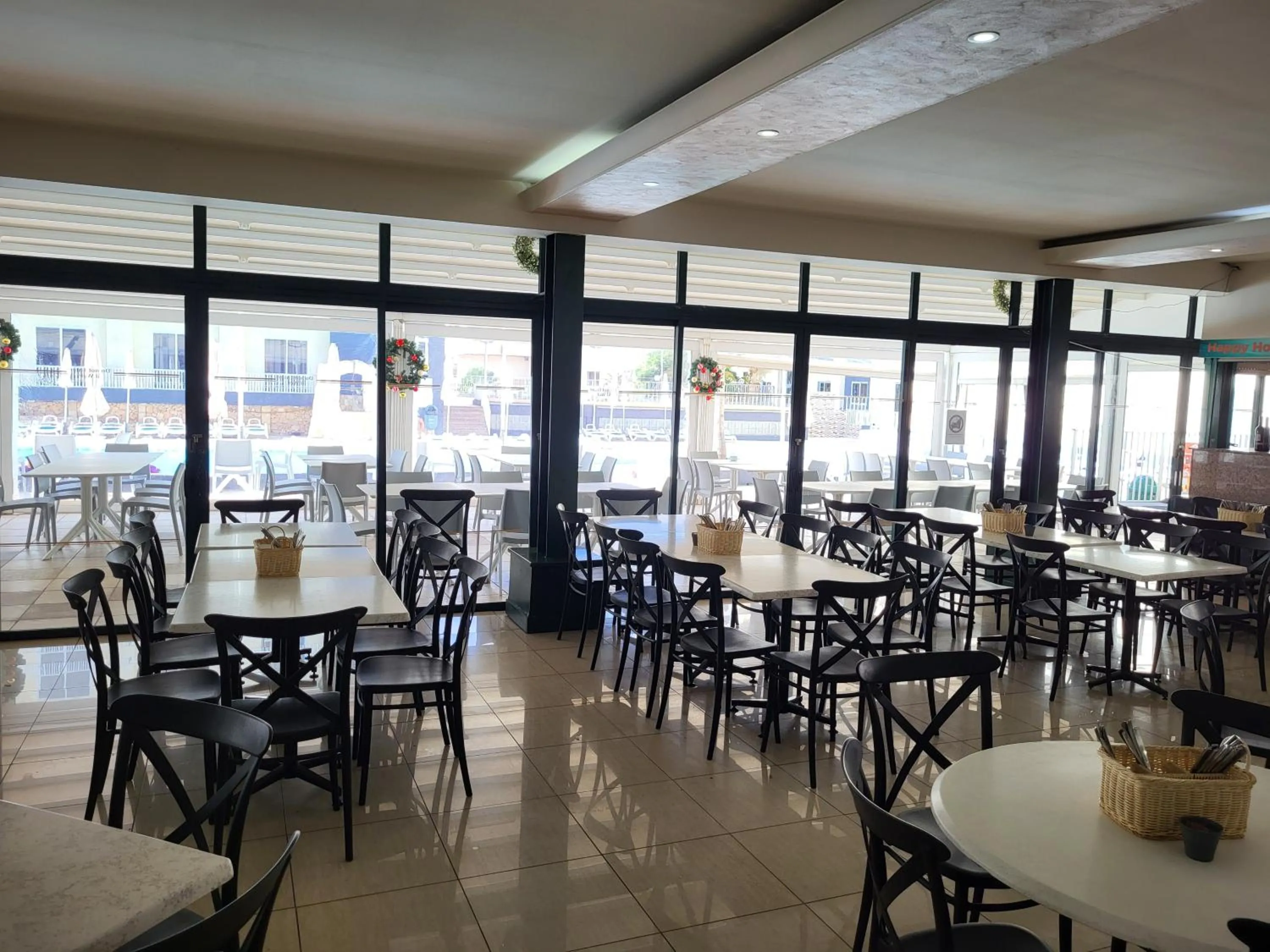 Restaurant/places to eat in Topaz Hotel