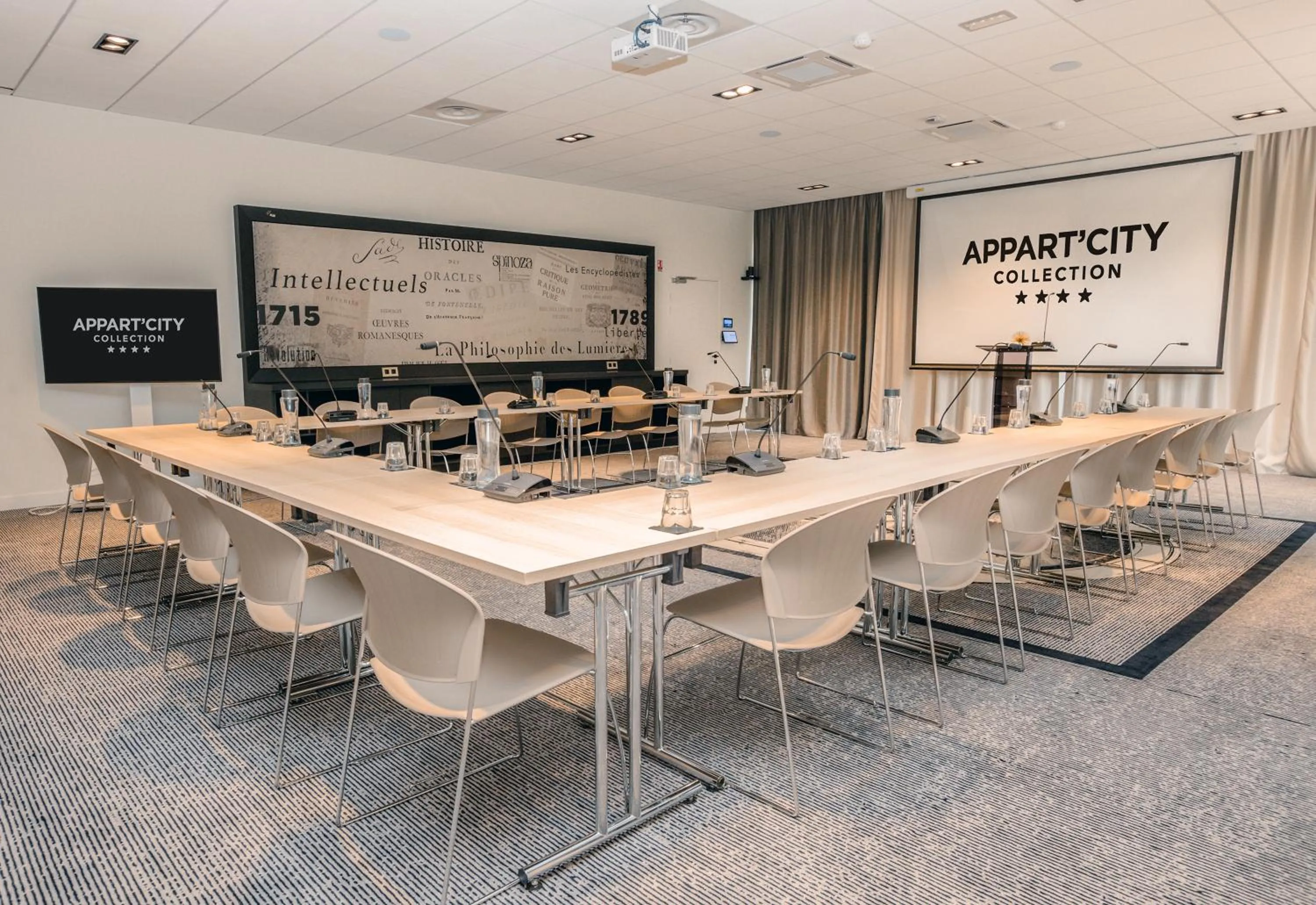 Meeting/conference room in Appart'City Collection Genève Aéroport - Ferney Voltaire