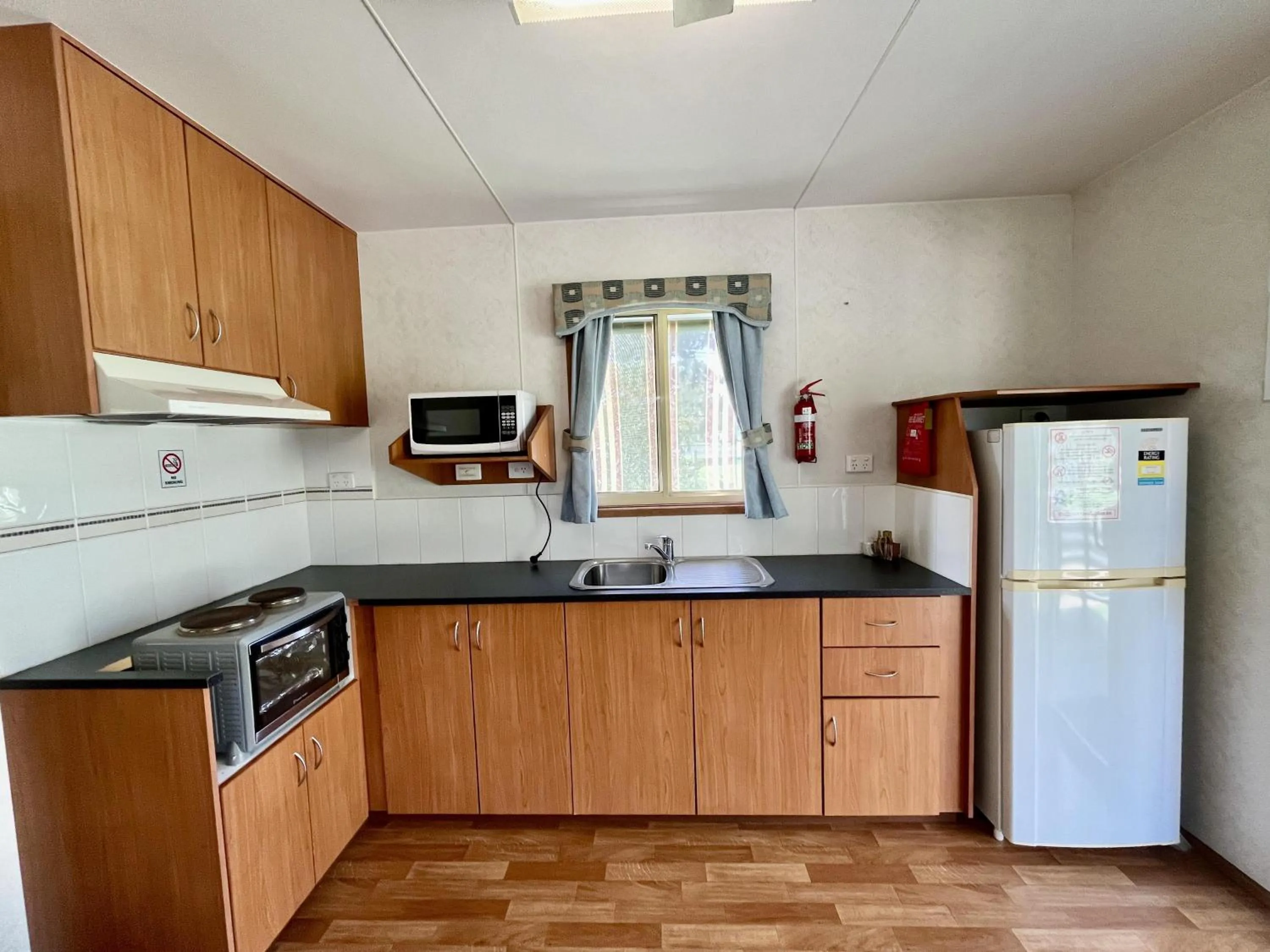 Kitchen or kitchenette in Junee Tourist Park