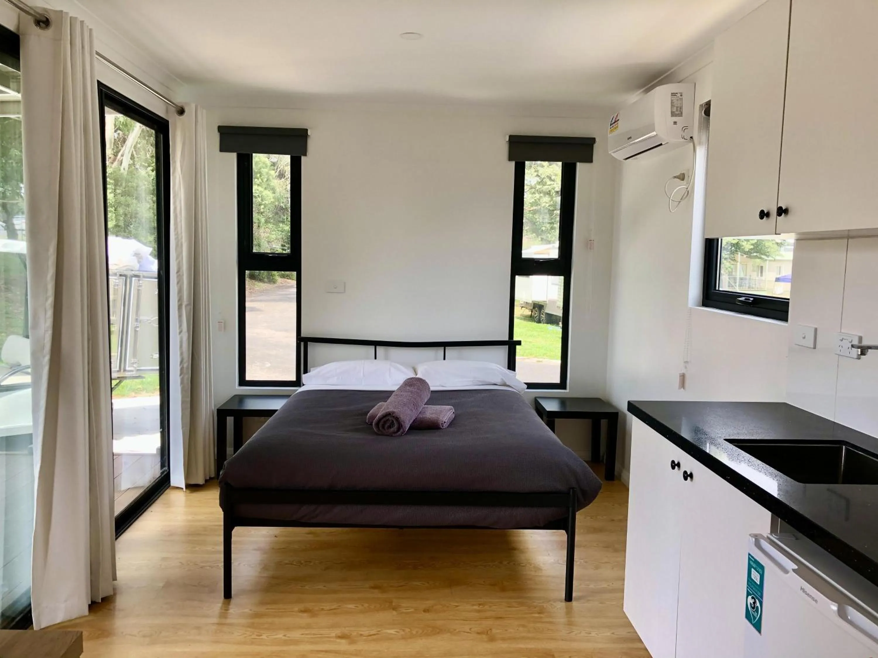 Bedroom, Bed in Junee Tourist Park