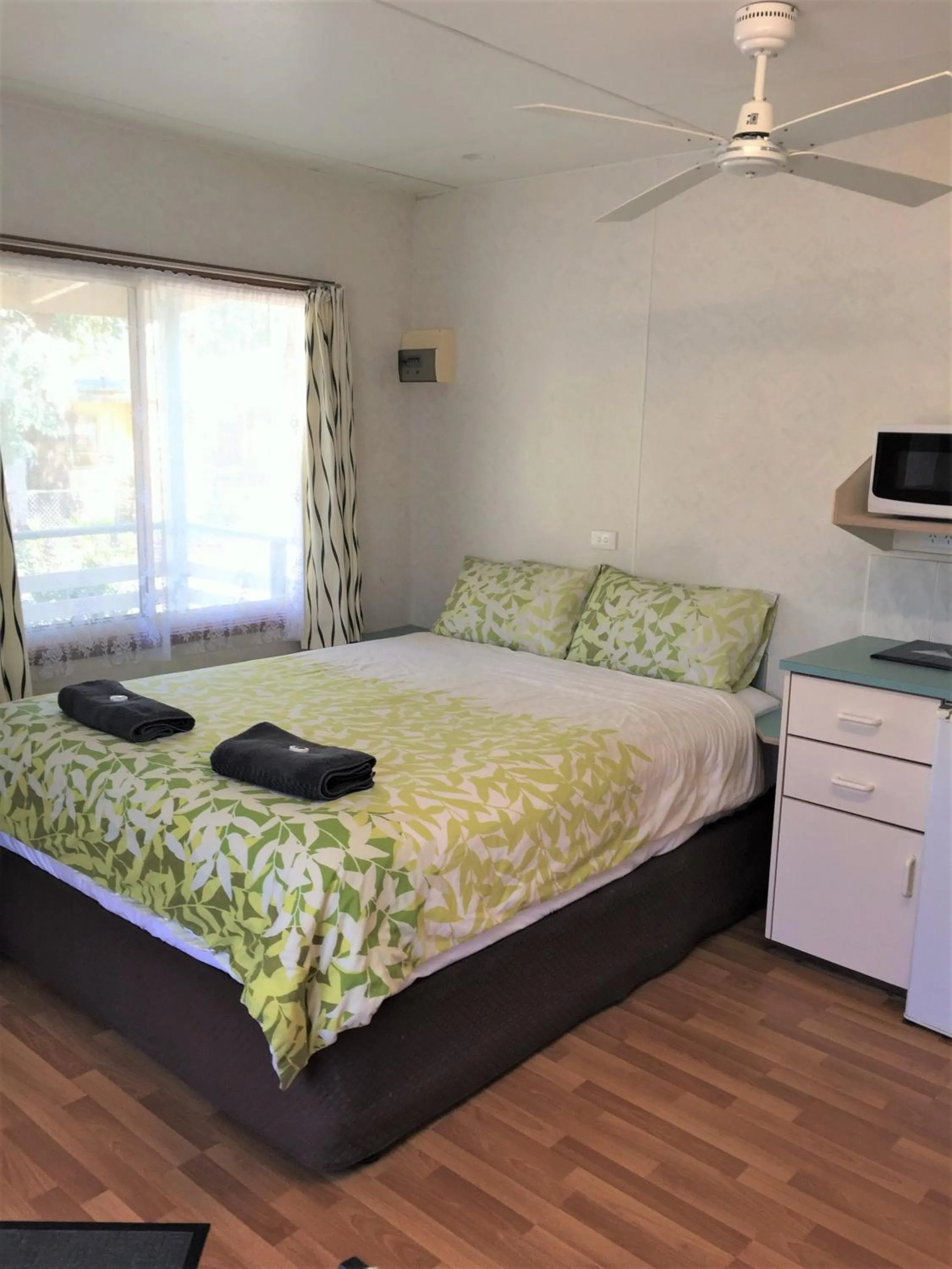 Garden view, Bed in Junee Tourist Park