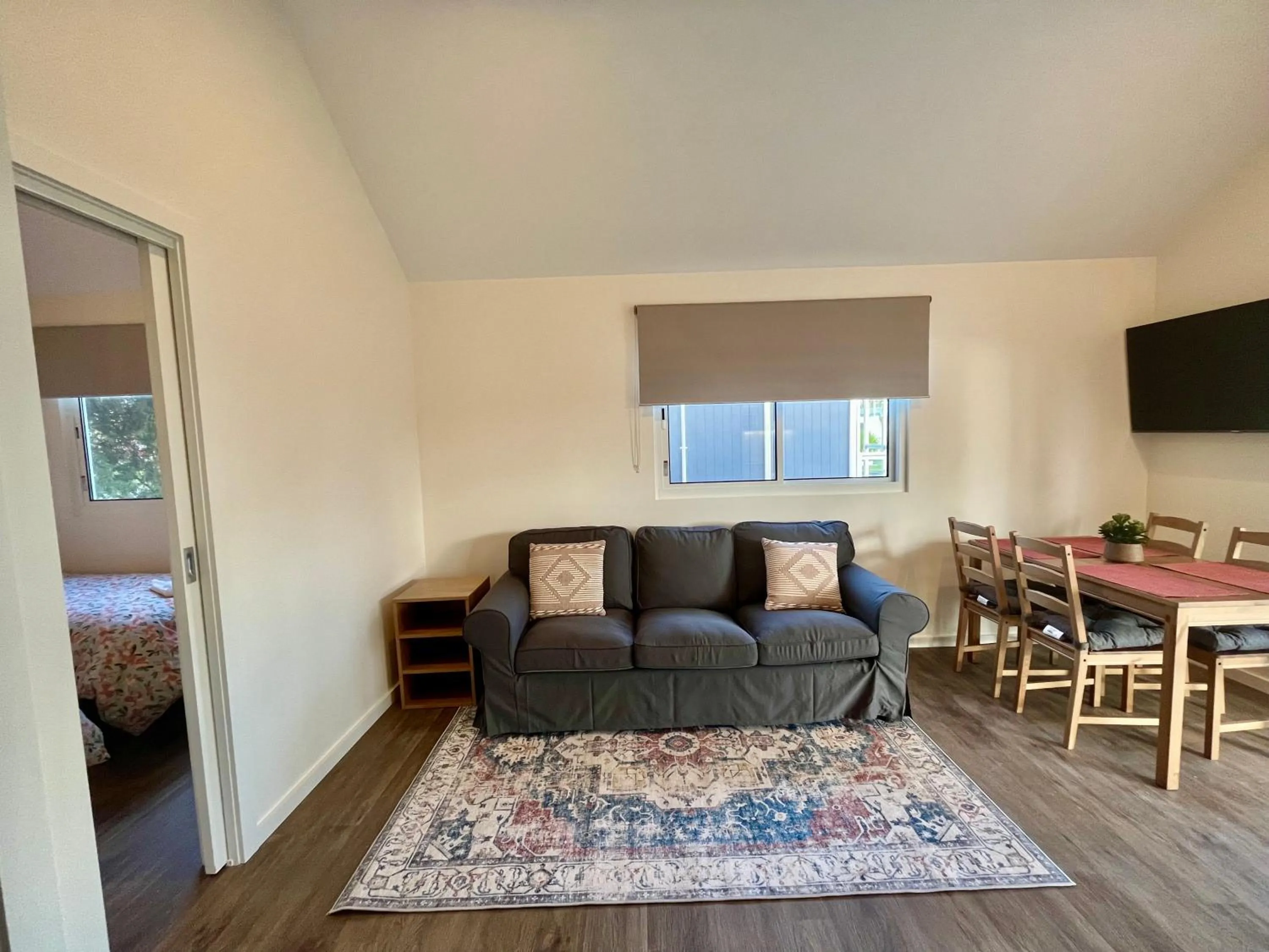 Living room, Bed in Junee Tourist Park