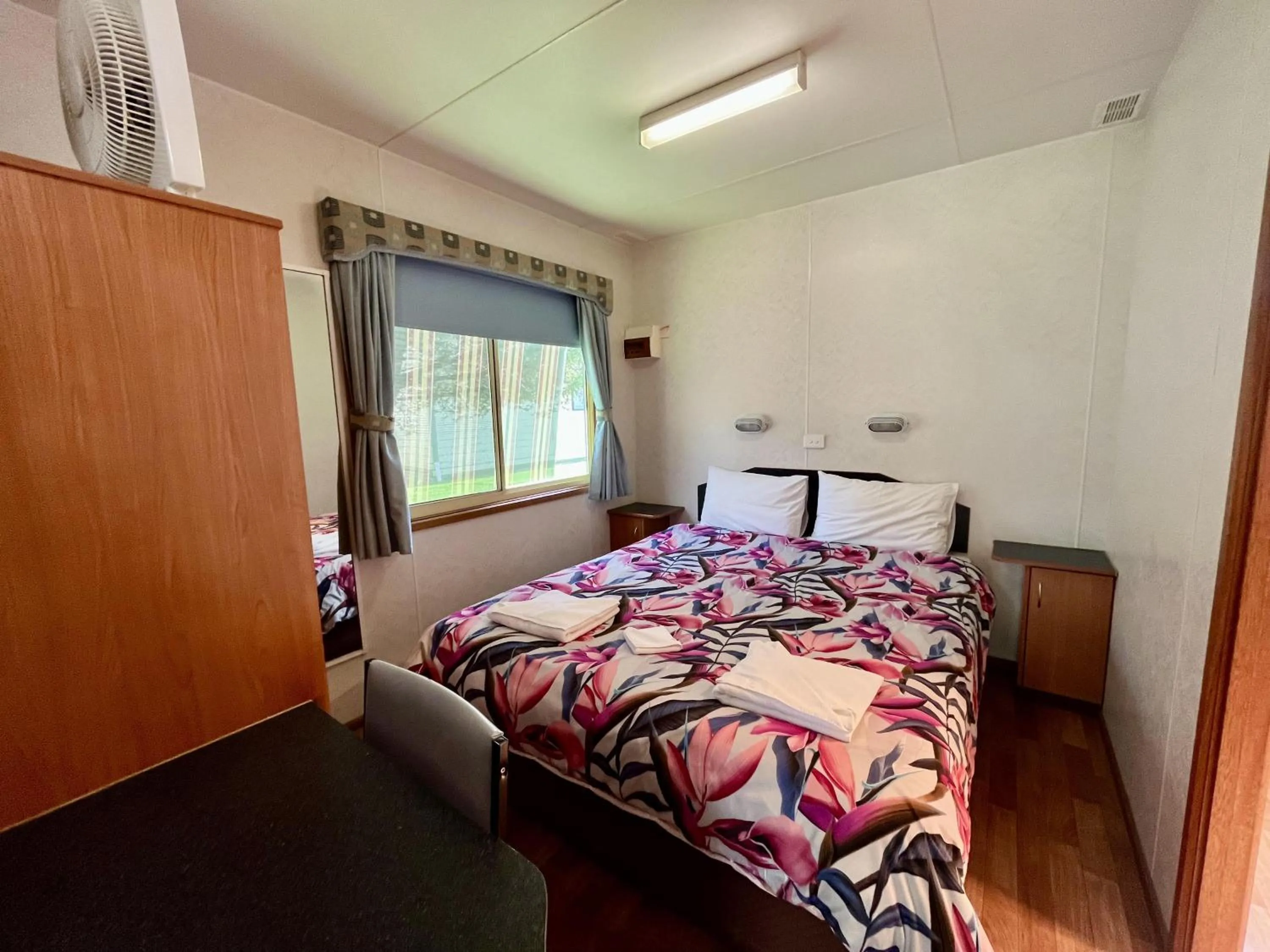 Bedroom, Bed in Junee Tourist Park
