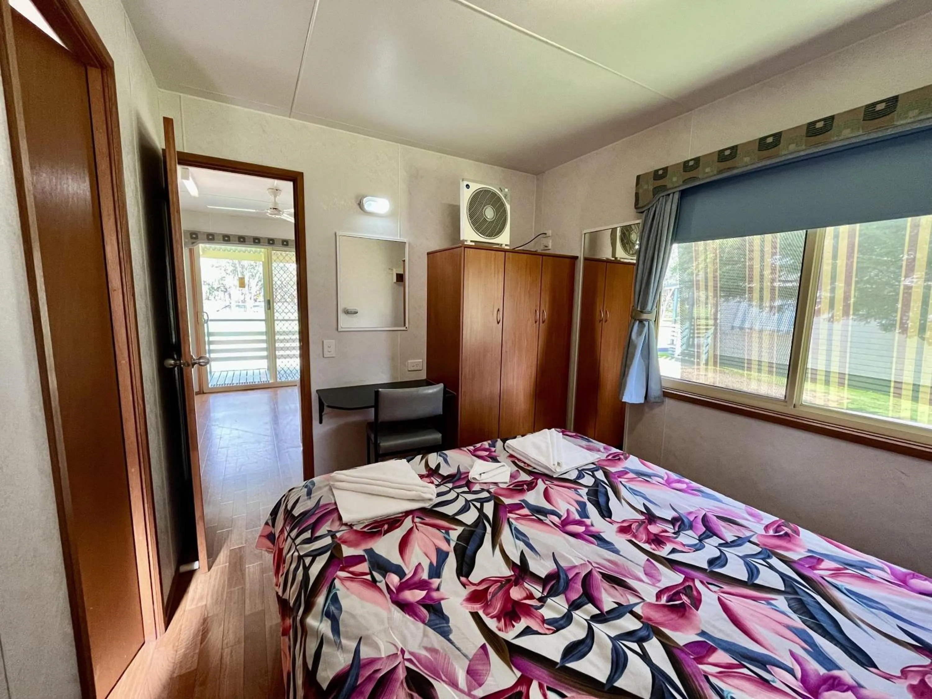 Bedroom, Bed in Junee Tourist Park