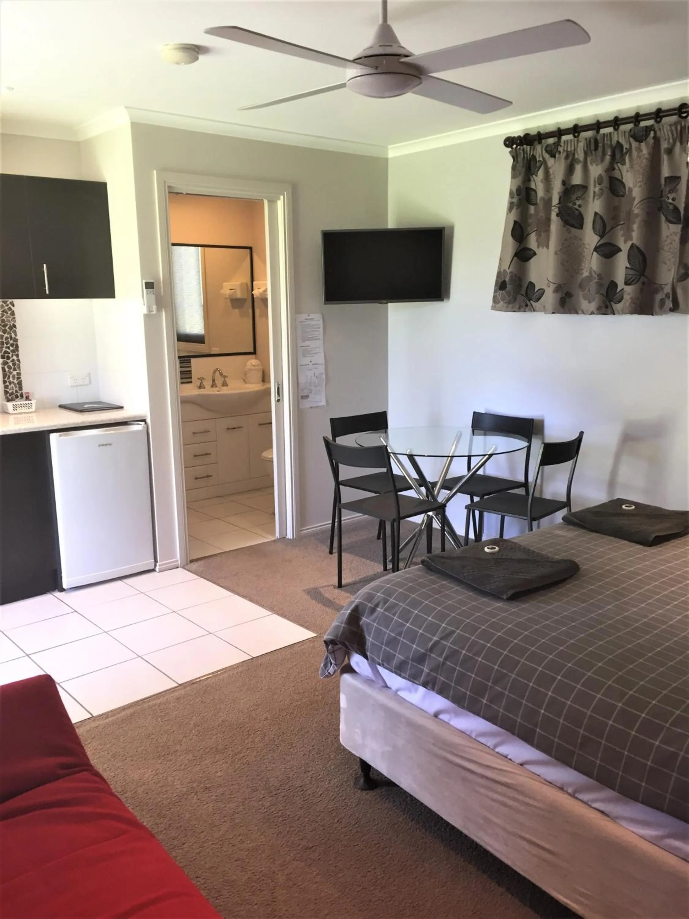 Living room, Bed in Junee Tourist Park