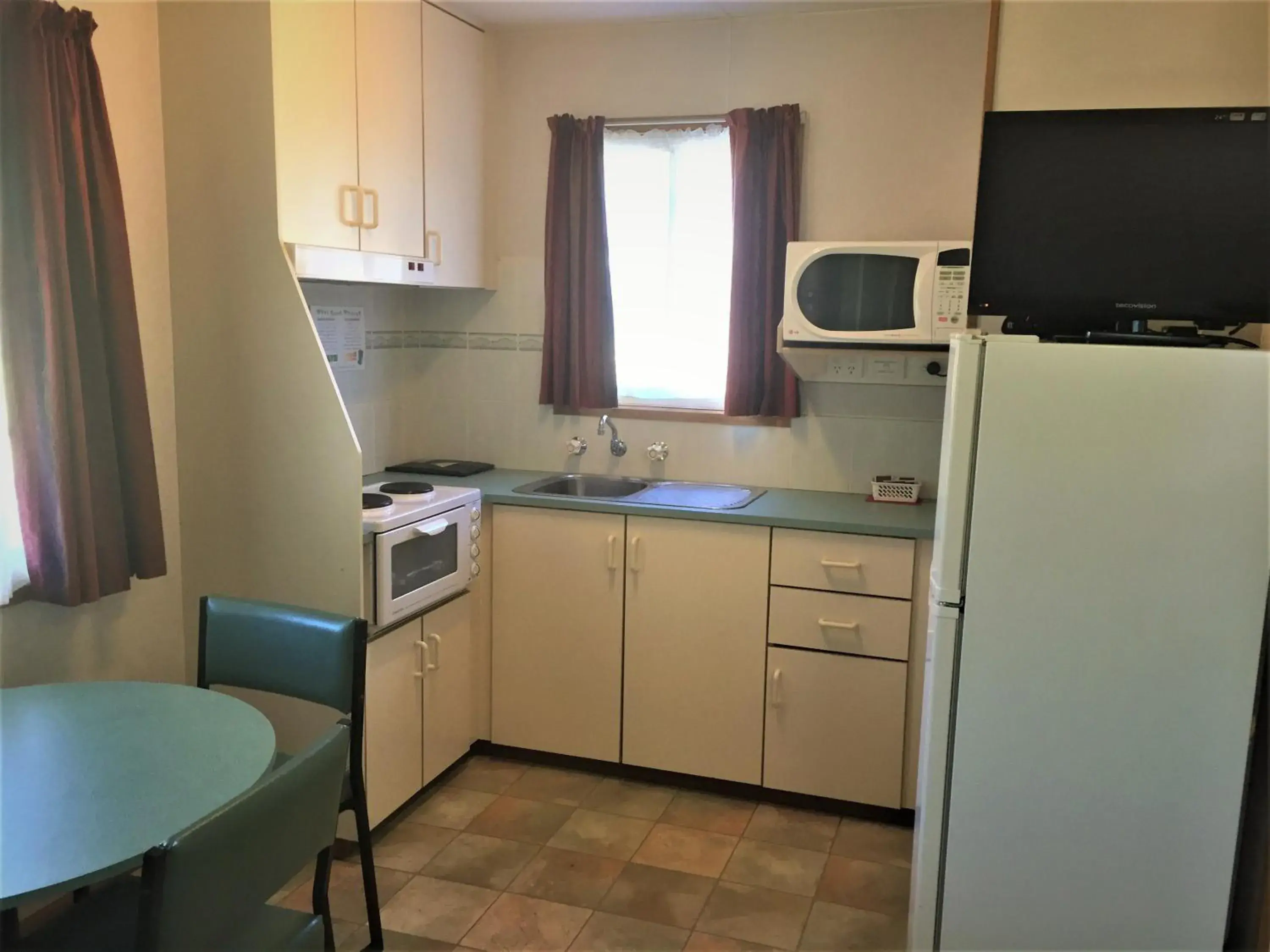 Standard Queen Room with Two Queen Beds in Junee Tourist Park Standard Queen Room with Two Queen Beds in Junee Tourist Park