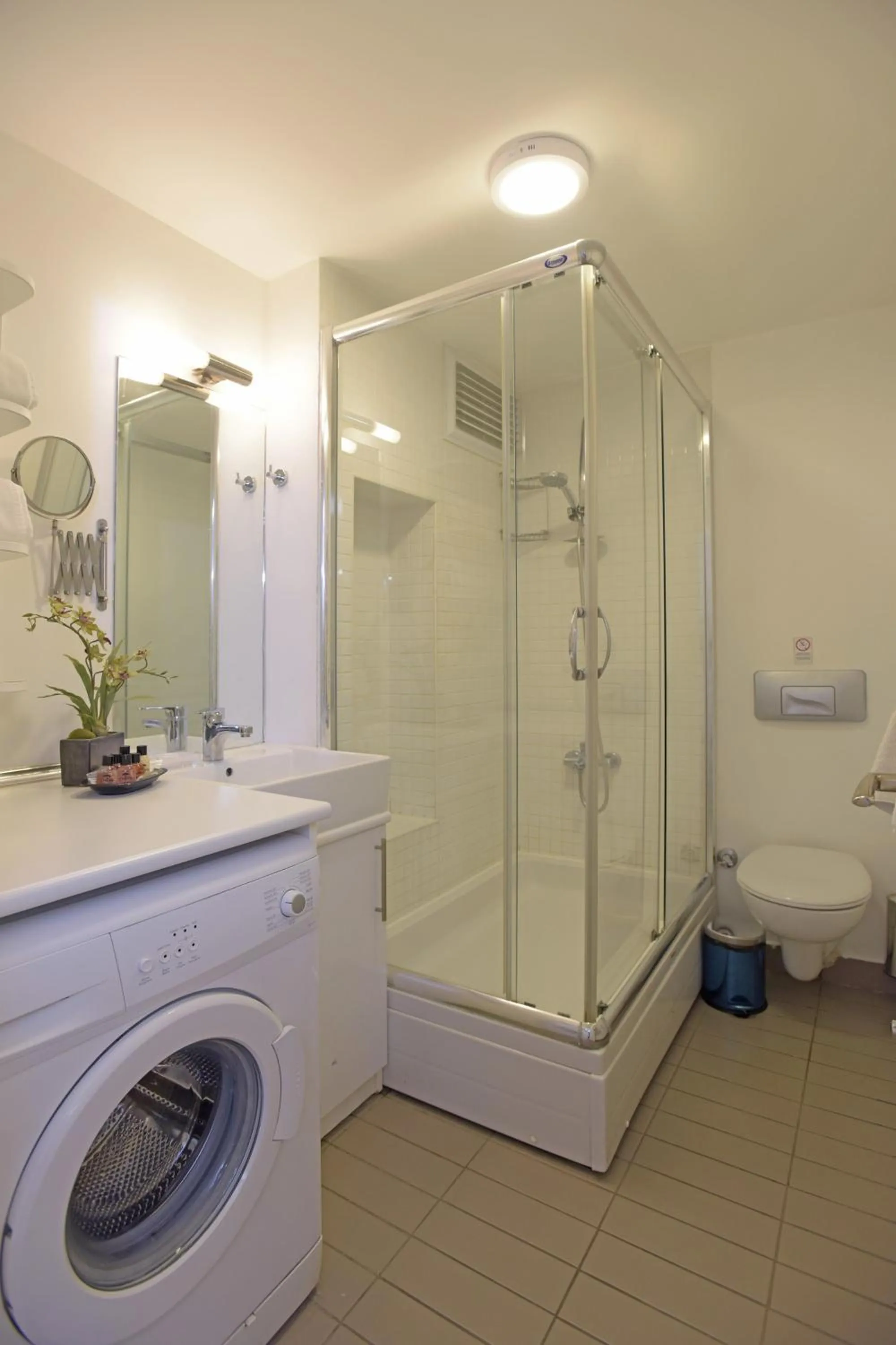 Shower in Cheya Sisli BNB Medical & Business City Center Tesvikiye Suites and Apartments