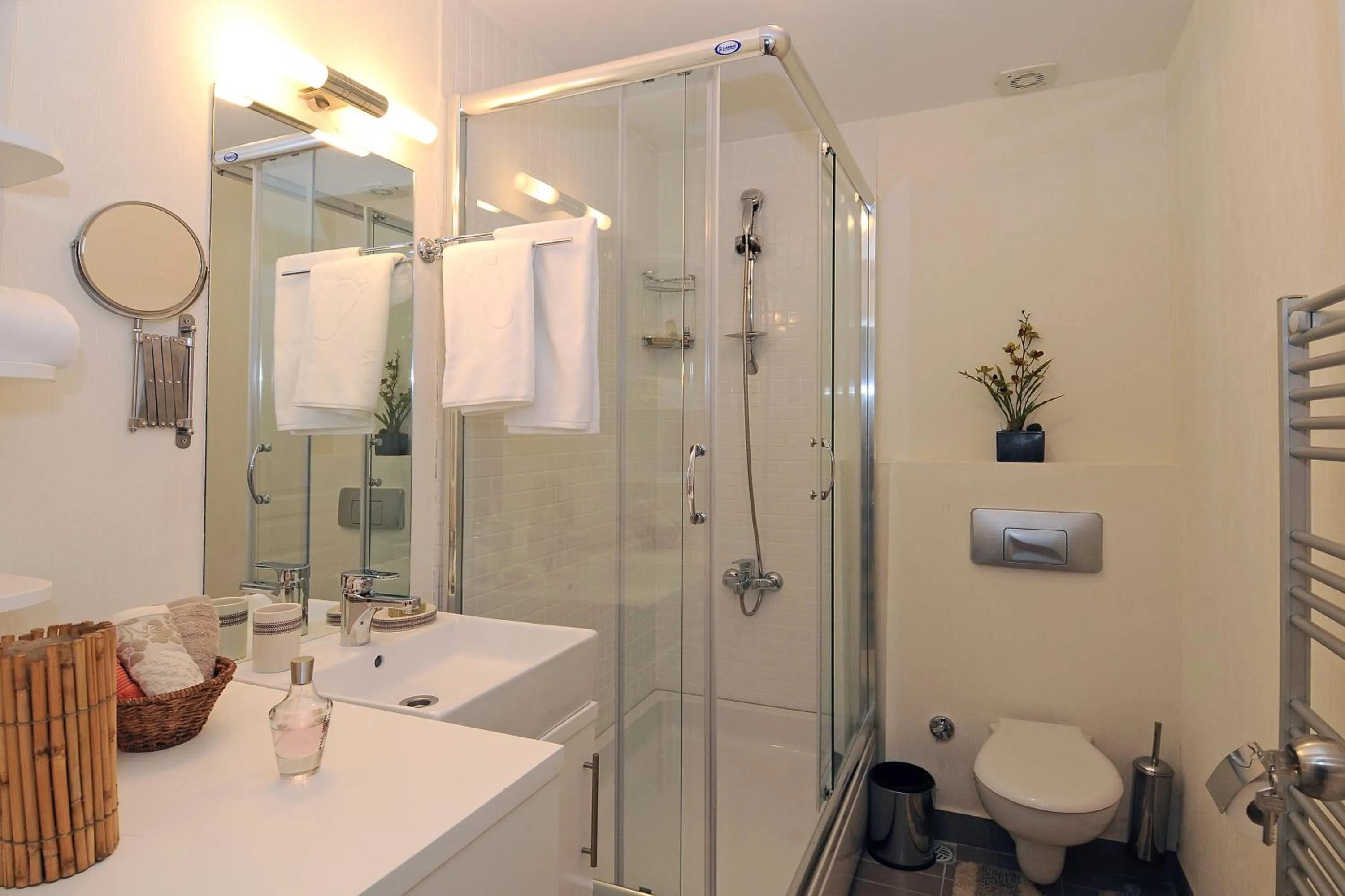 Shower in Cheya Sisli BNB Medical & Business City Center Tesvikiye Suites and Apartments