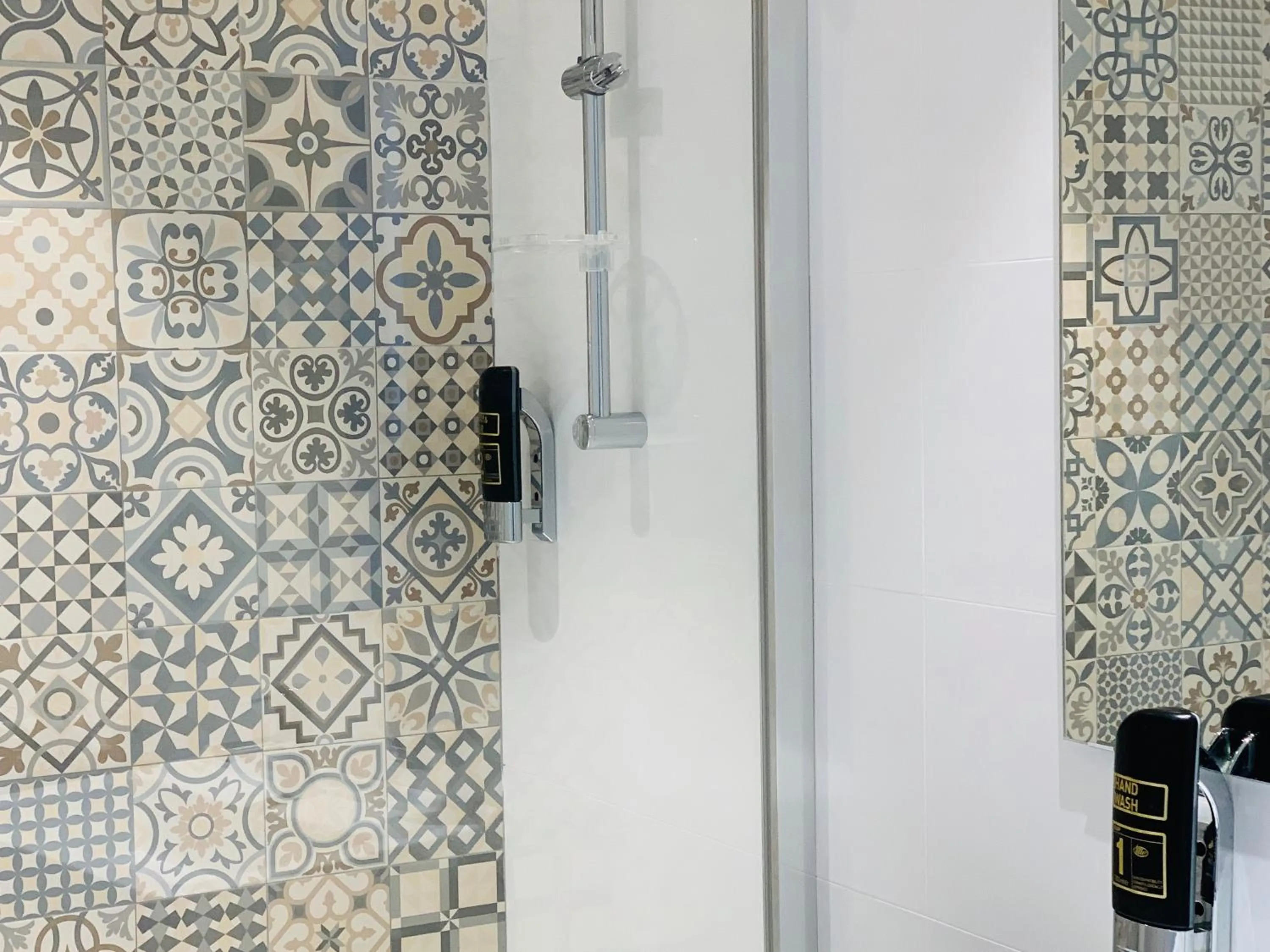 Shower in Hotel Miramar