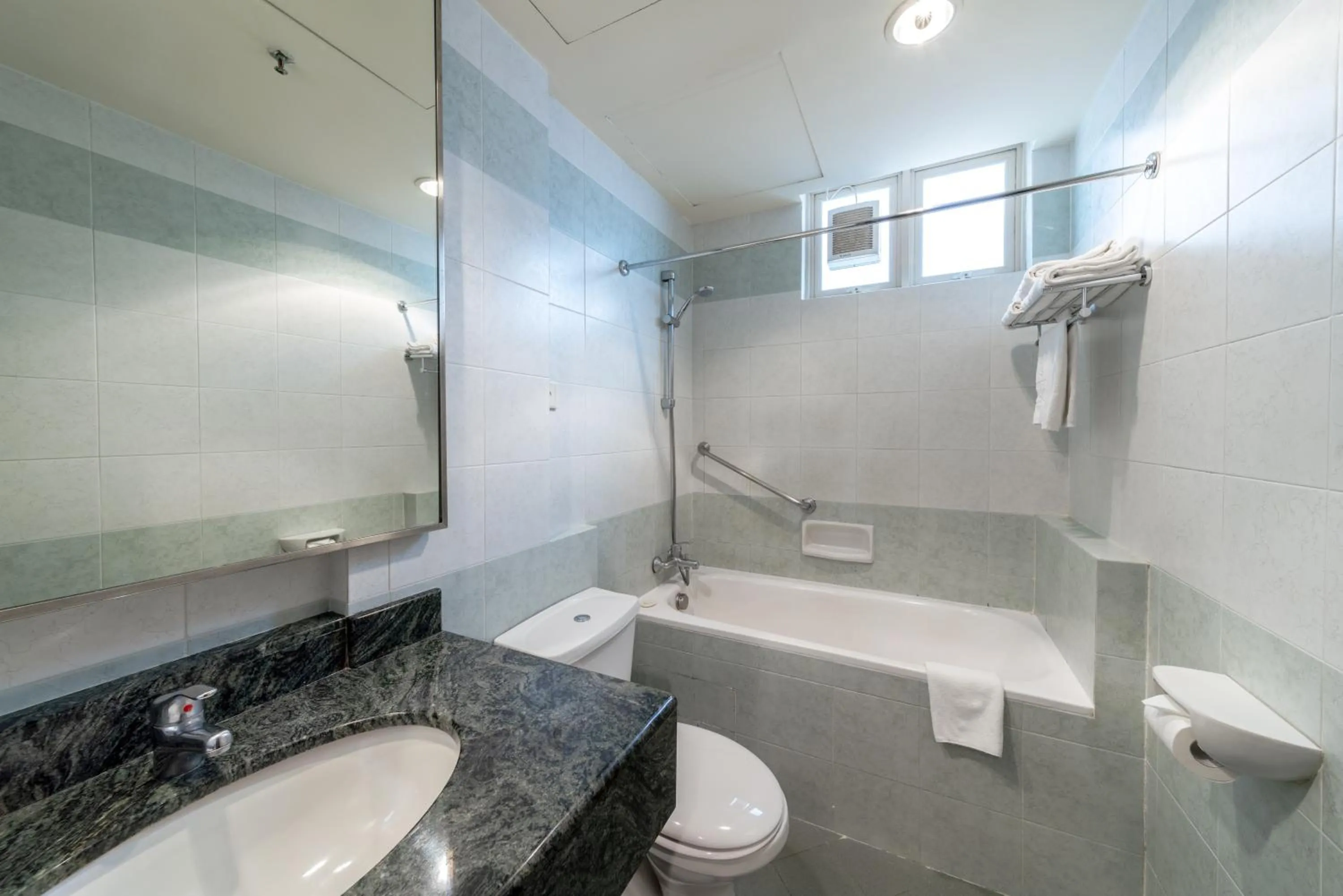 Bathroom in Hotel Bencoolen Singapore