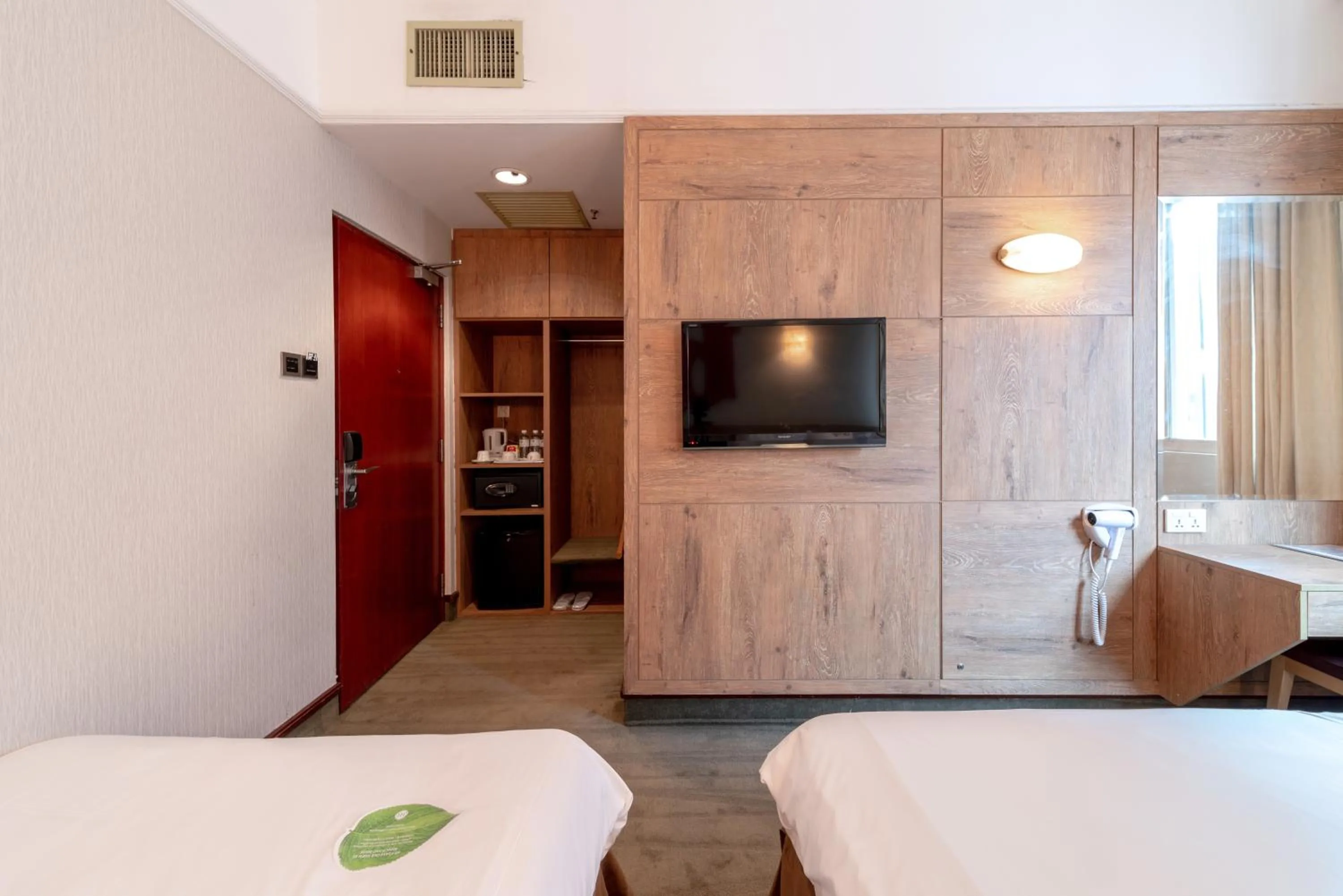 Bedroom, Bed in Hotel Bencoolen Singapore